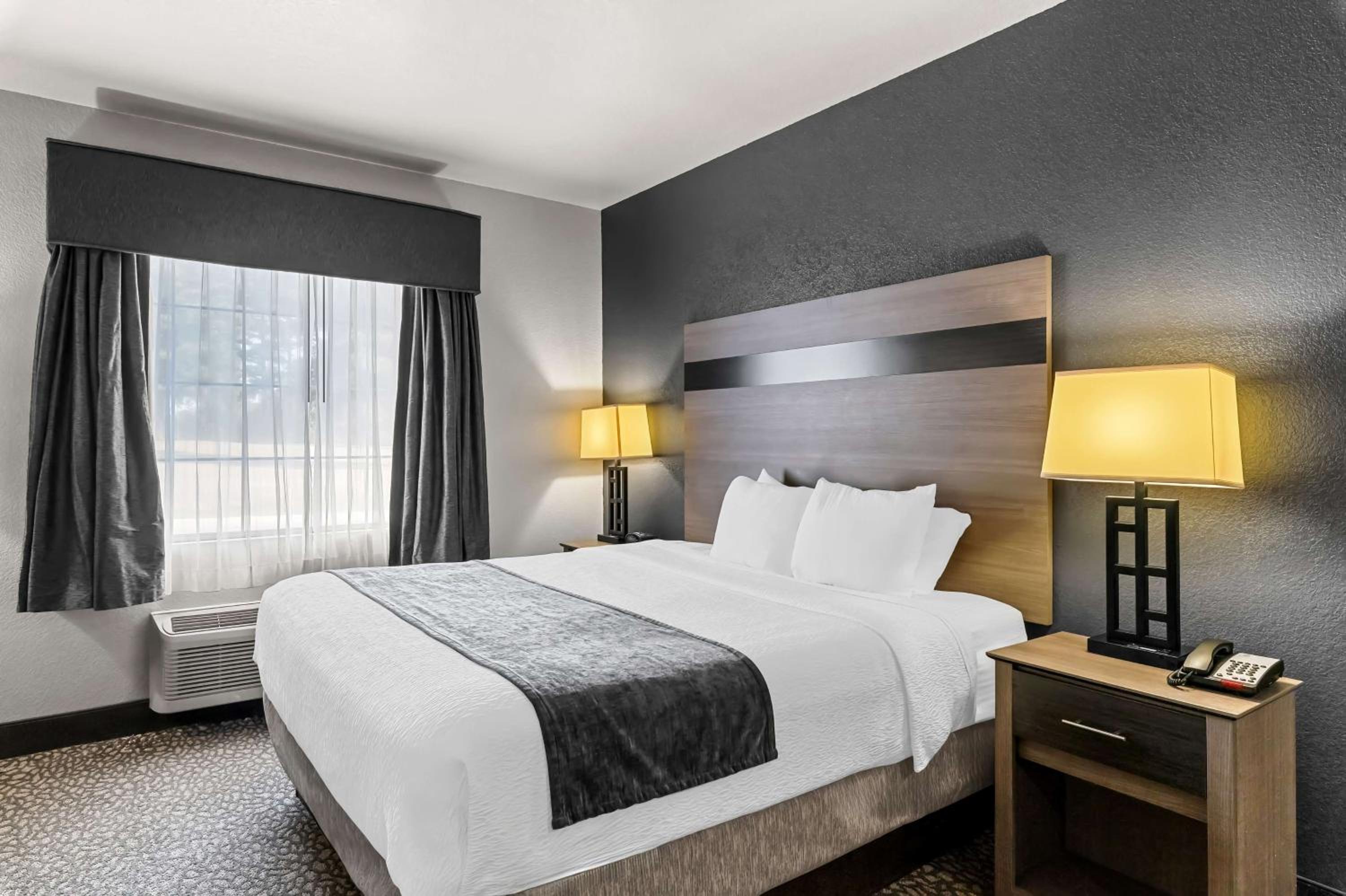 King Suite with Whirlpool - Non-smoking - Photo 5