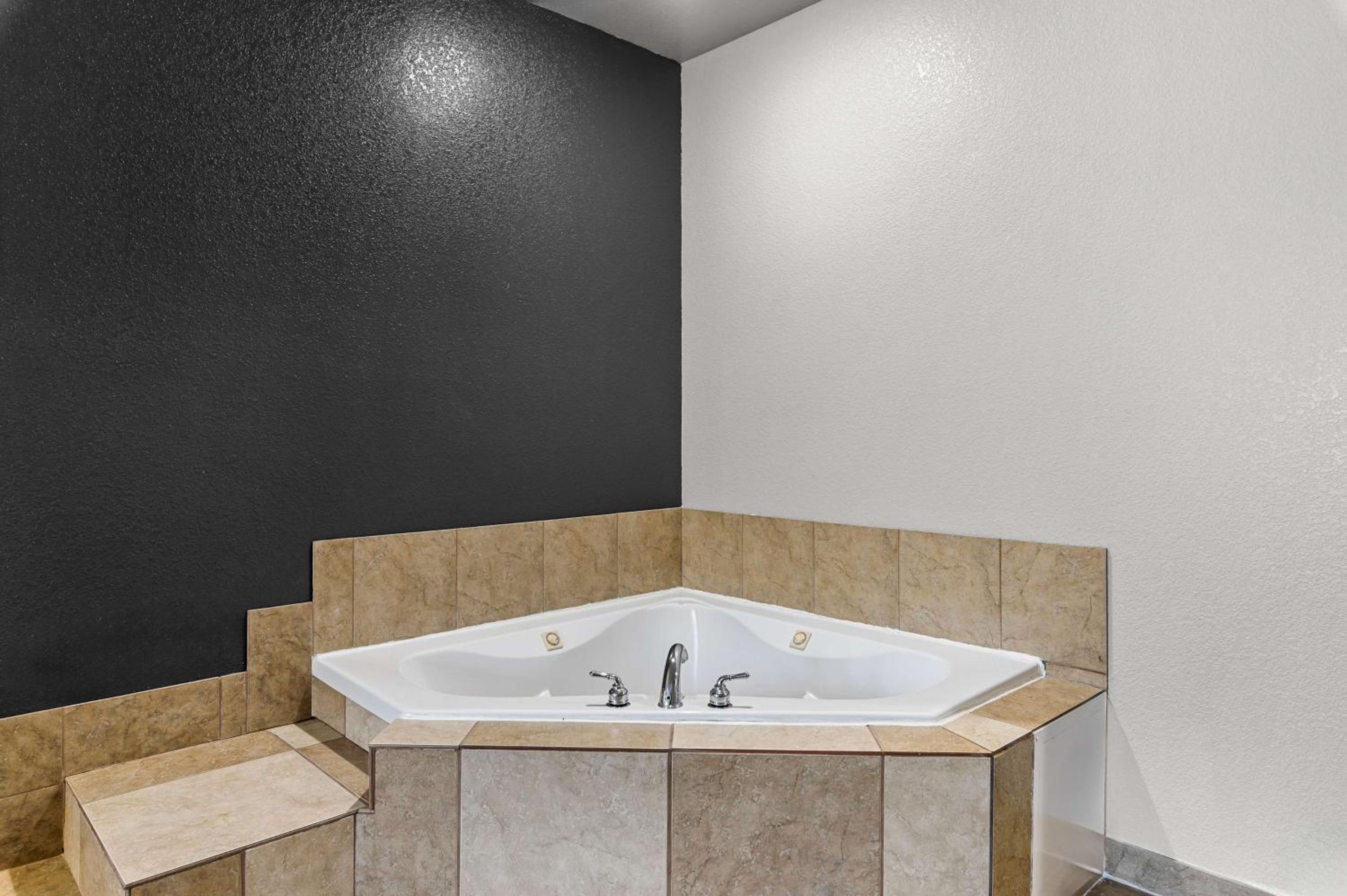 King Suite with Whirlpool - Non-smoking - Photo 6