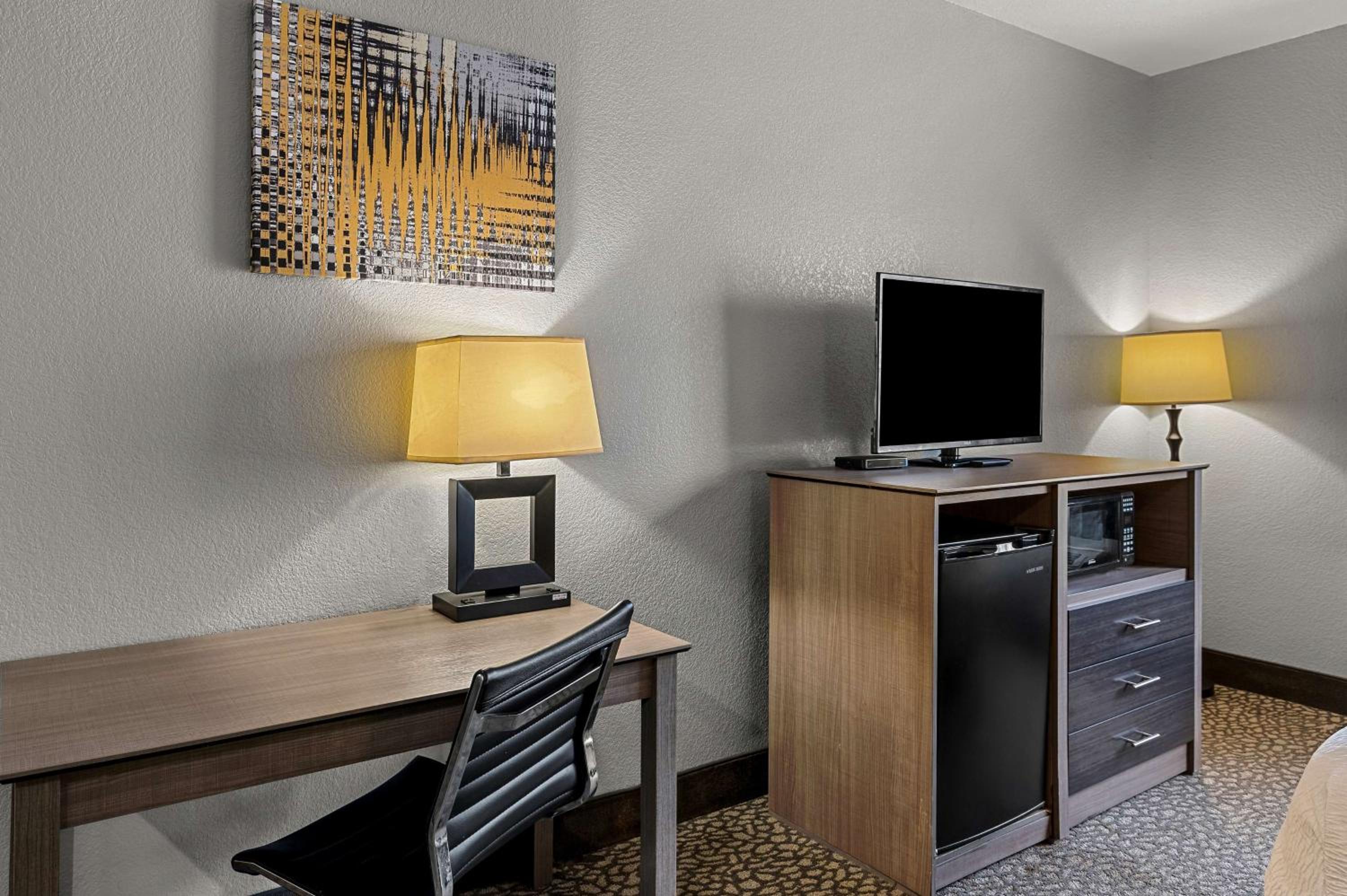 King Suite with Whirlpool - Non-smoking - Photo 2