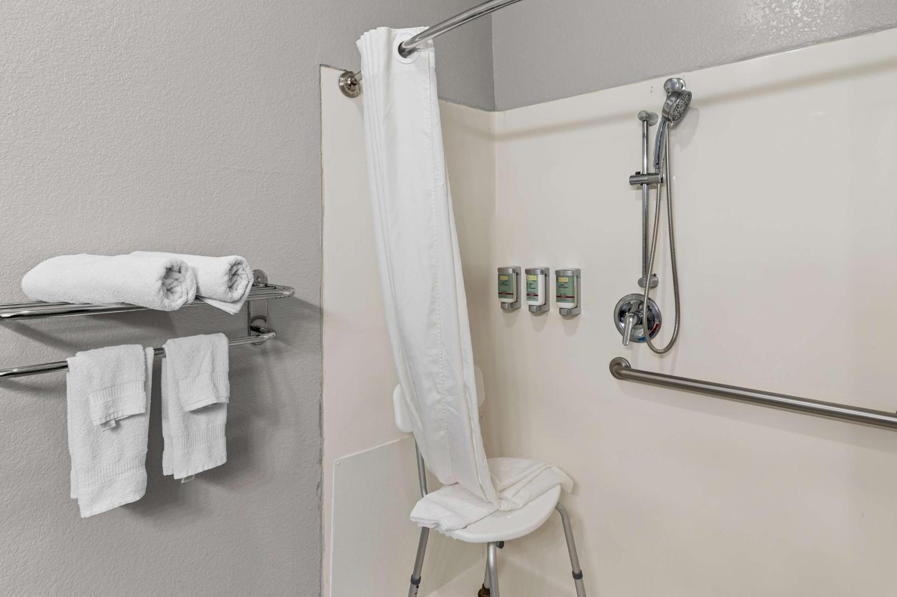 King Room with Roll-in Shower - Disability Access/Non-Smoking - Photo 3