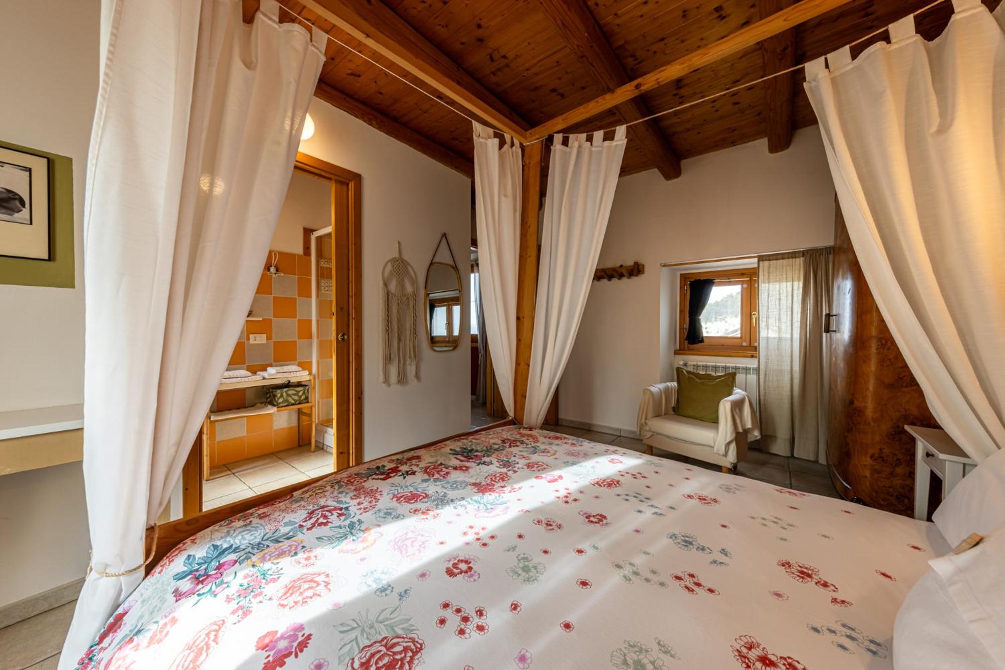 Deluxe Room - Photo 5