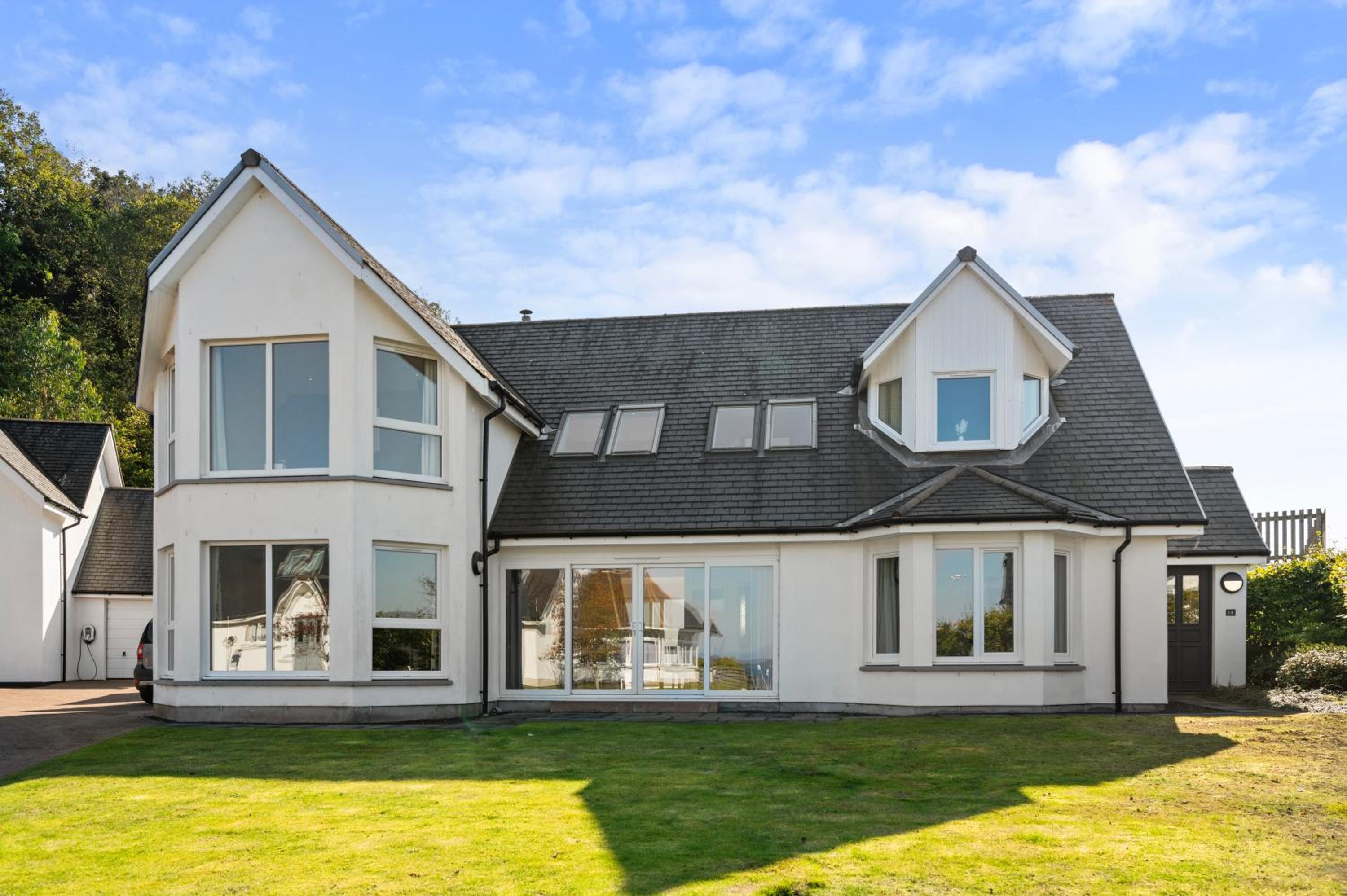 Four-Bedroom House photo 2