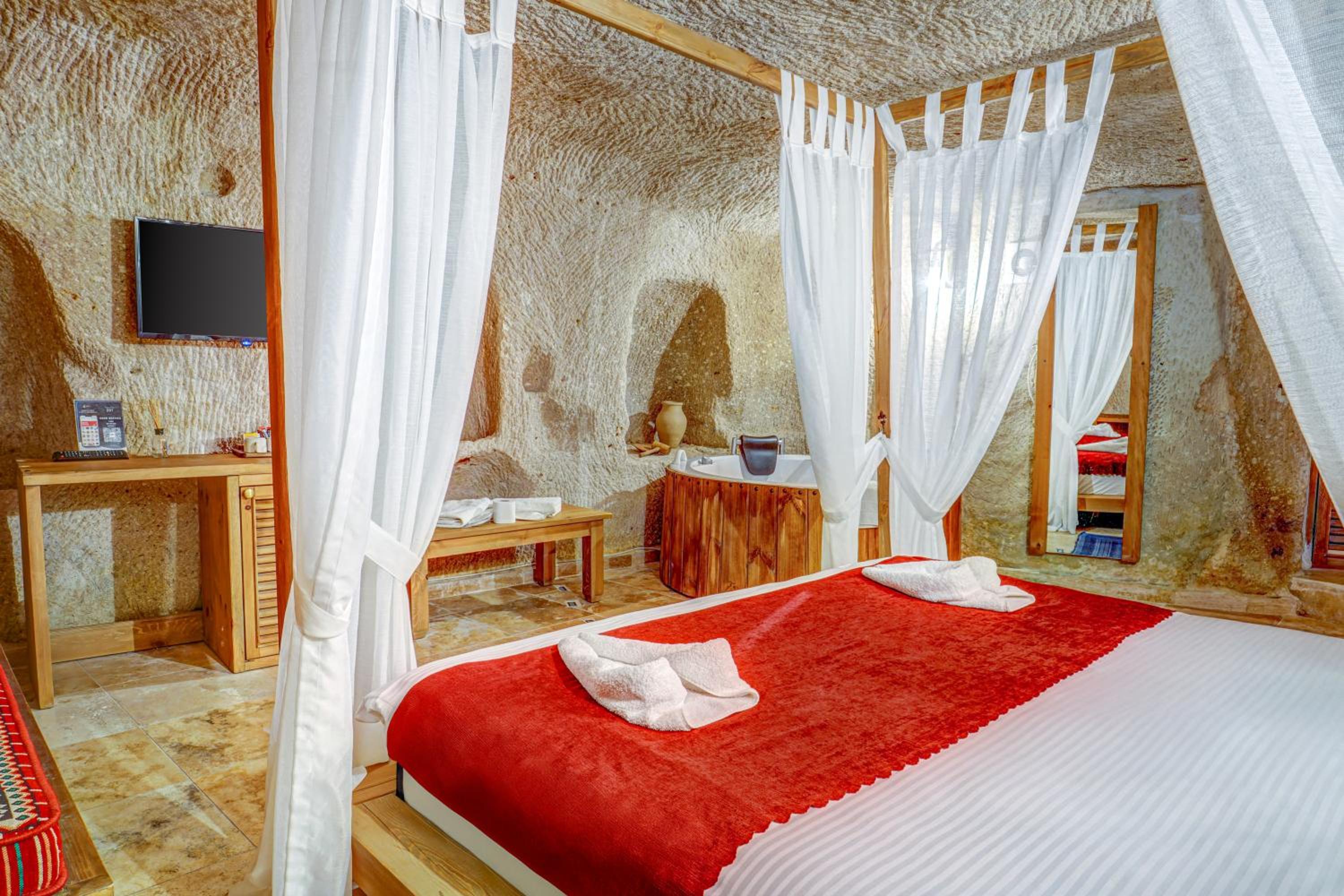 Deluxe King Suite photo 2