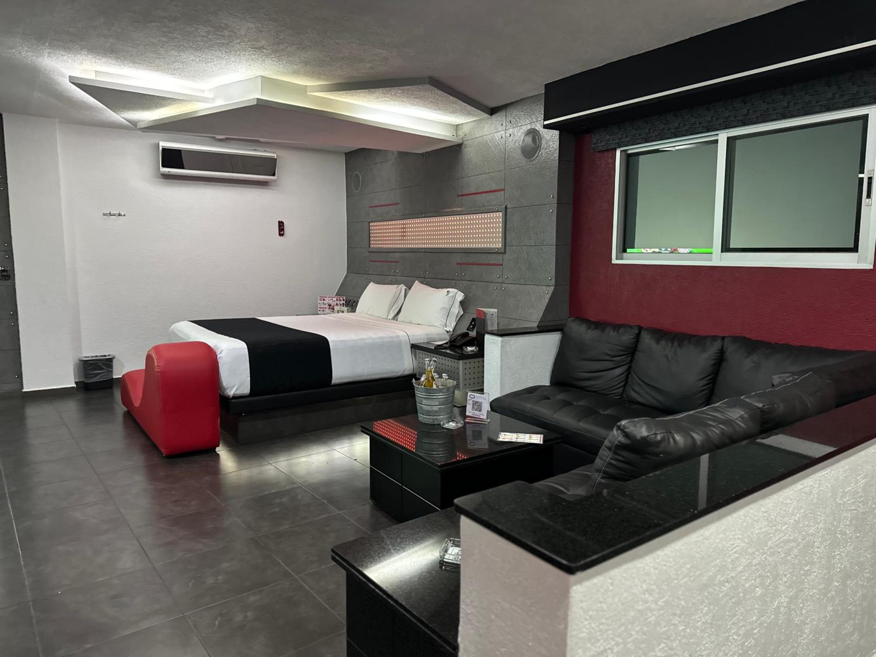 Suite with Spa Bath - Photo 1