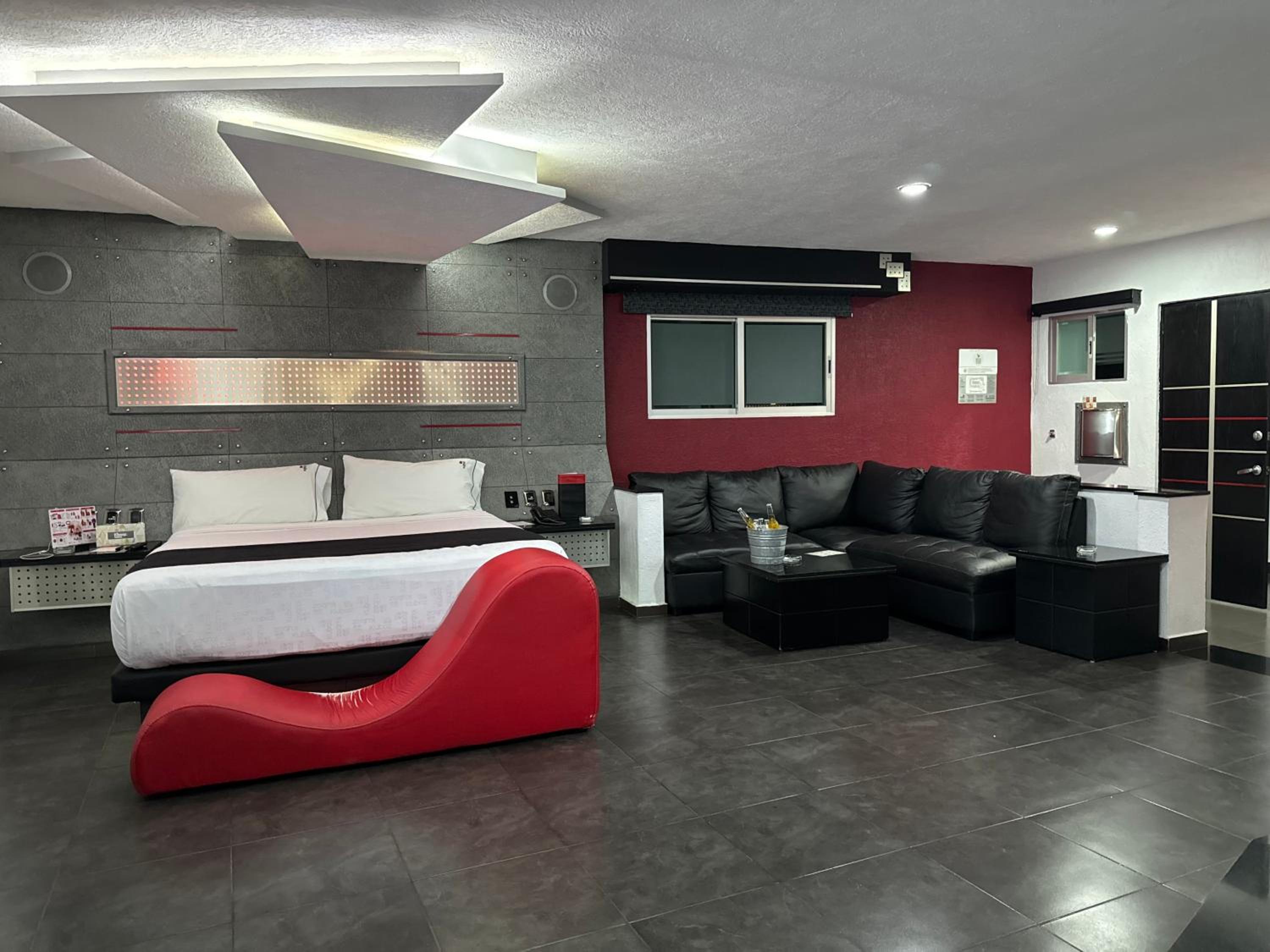 Suite with Spa Bath - Photo 4