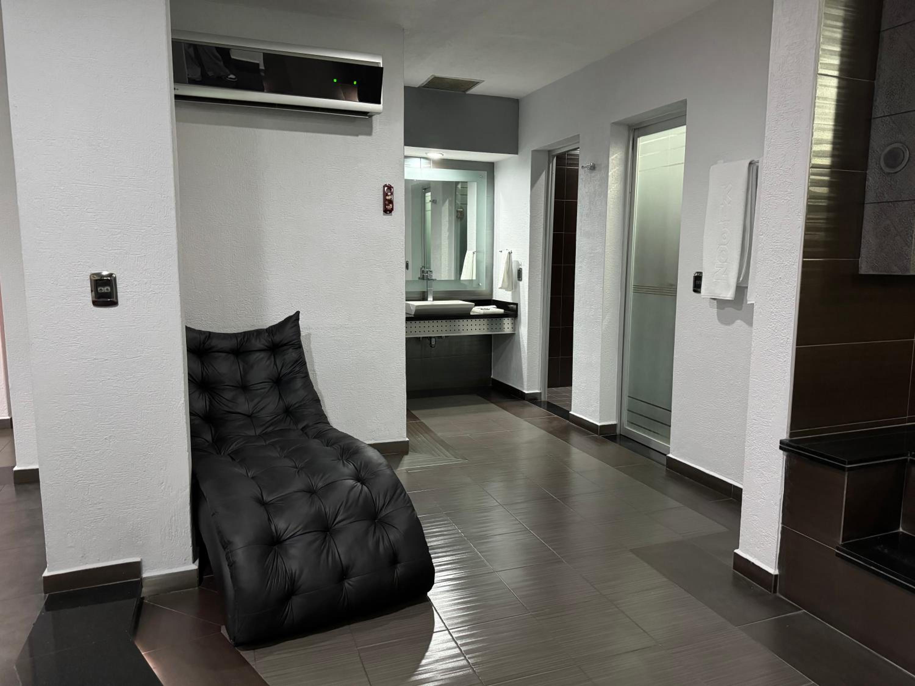 Suite with Spa Bath - Photo 3