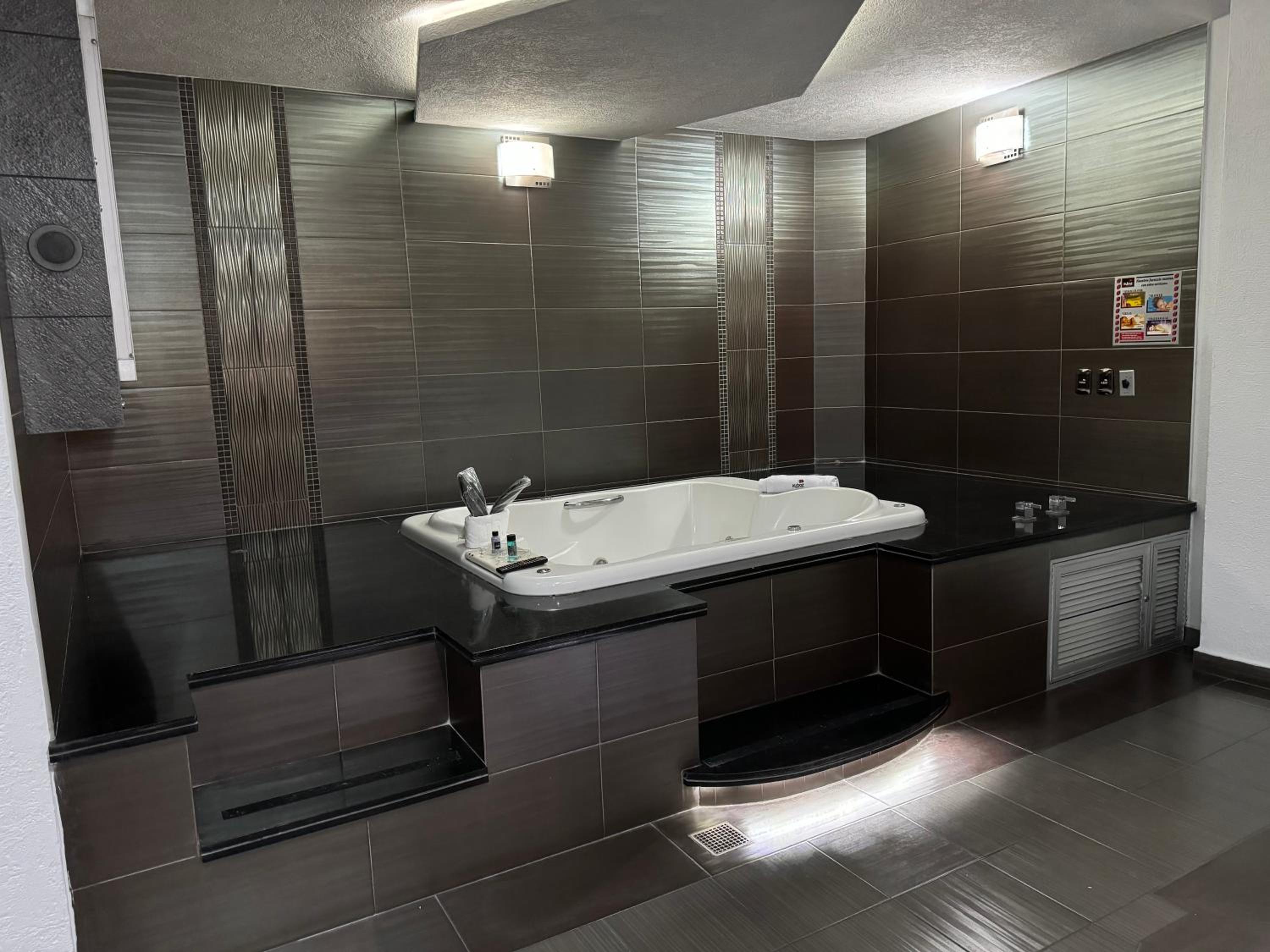 Suite with Spa Bath - Photo 2