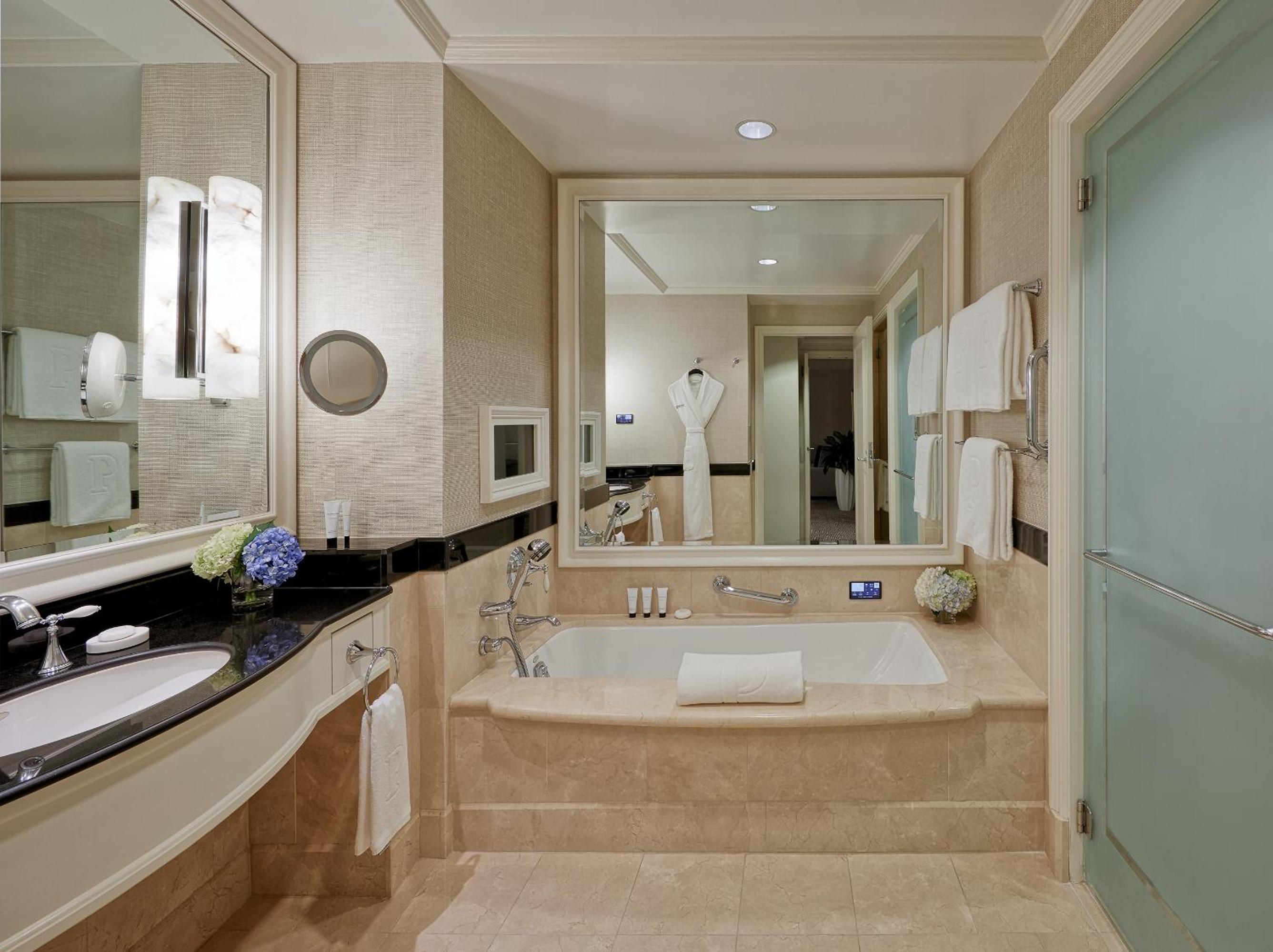Deluxe Room with Two Queen Beds photo 3