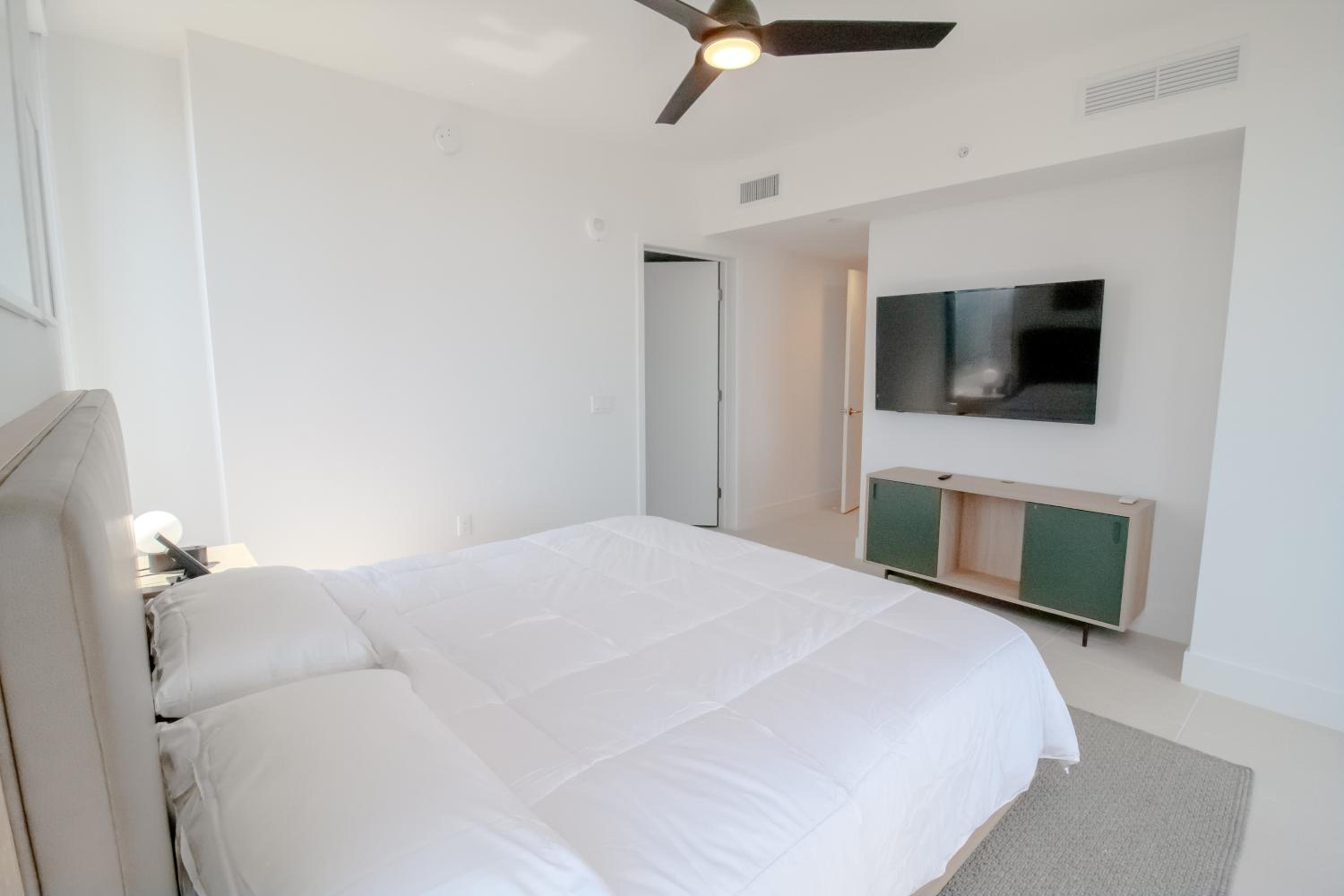 Three-Bedroom Apartment photo 3
