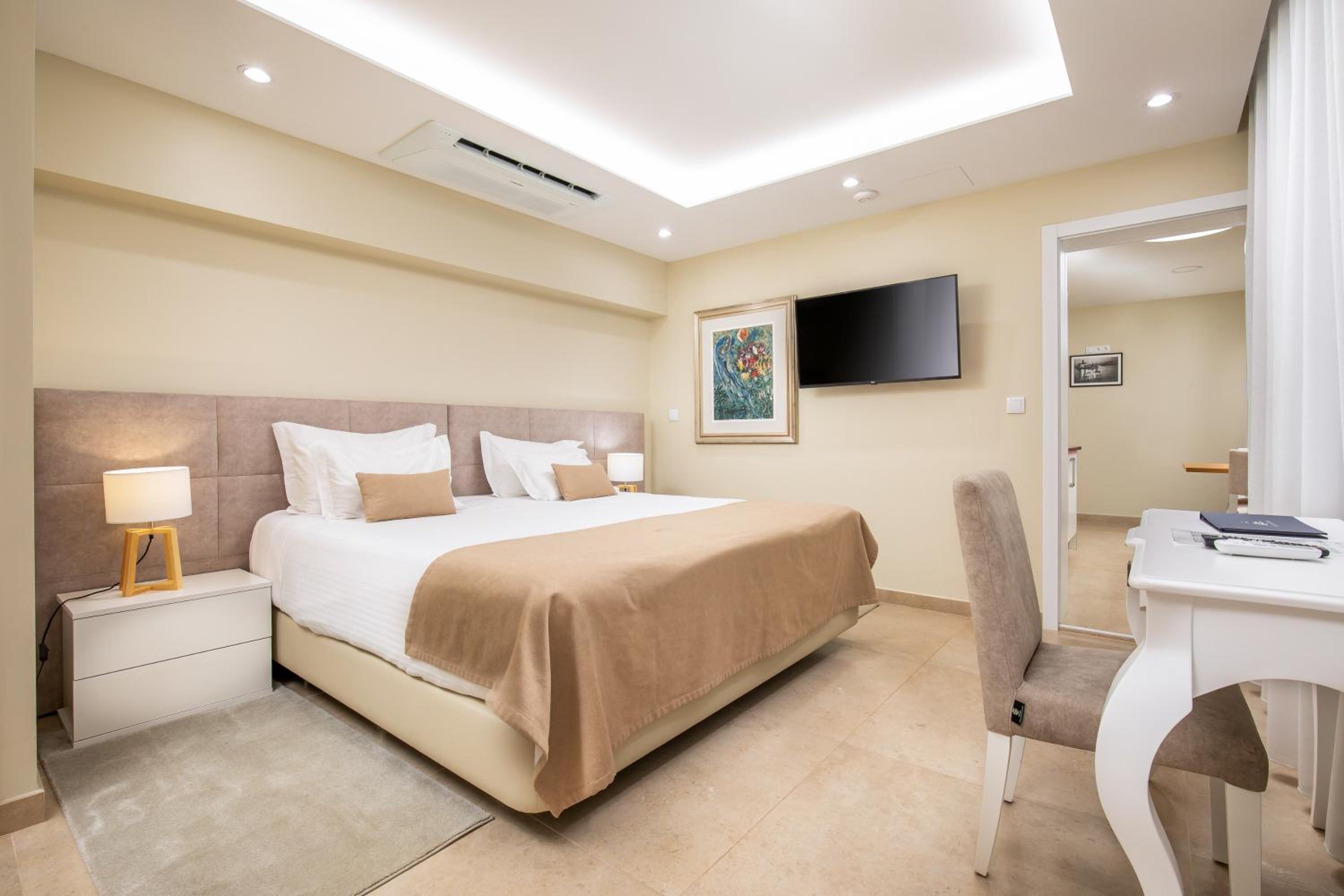Standard Double or Twin Room - Photo 3