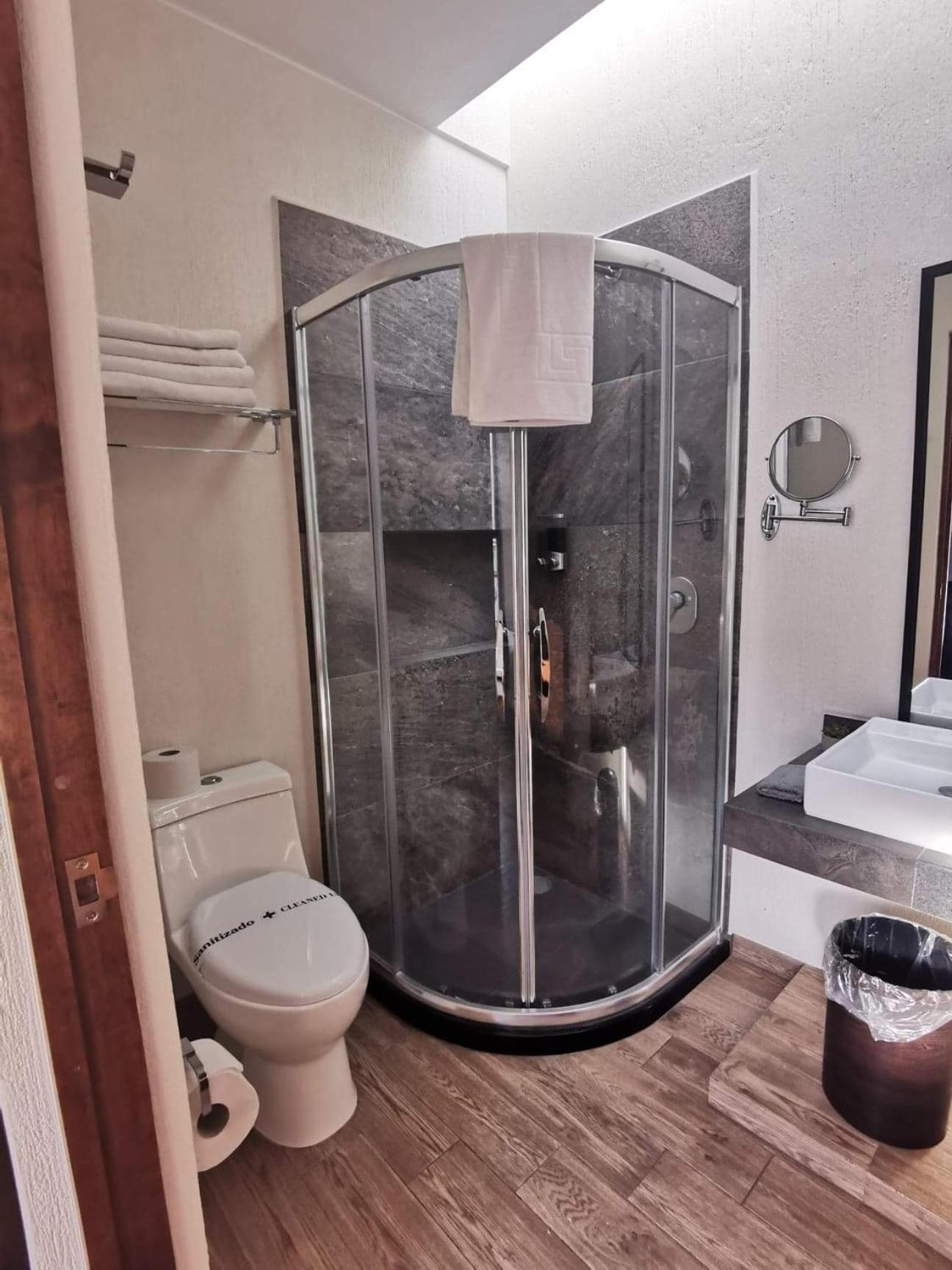 Deluxe Queen Room - Photo 21