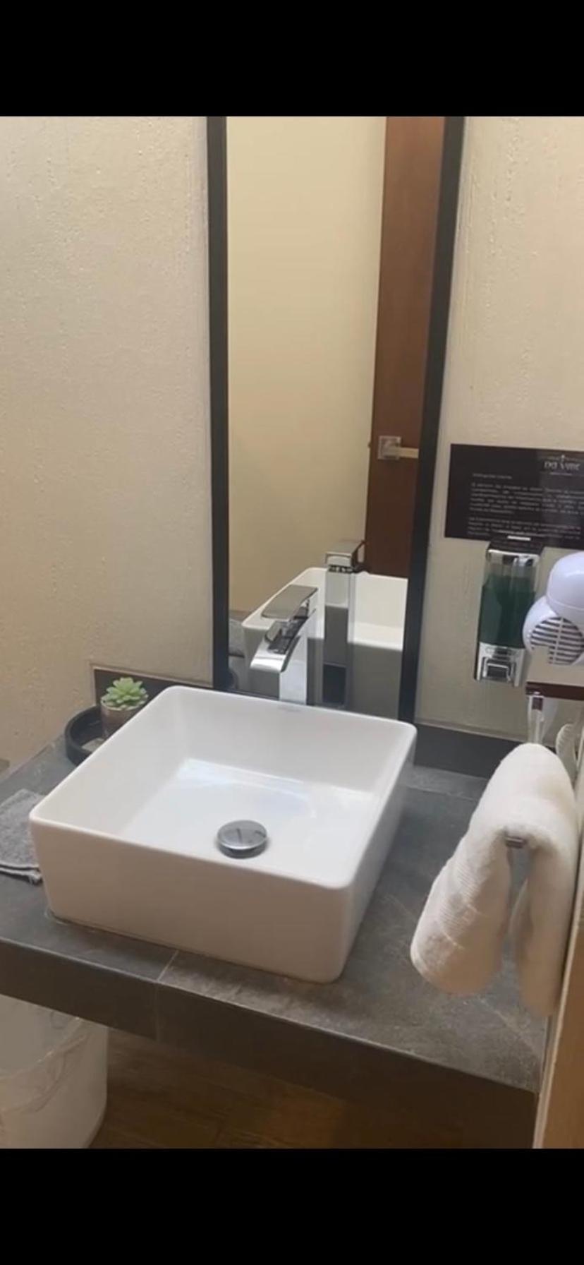 Deluxe Queen Room - Photo 19