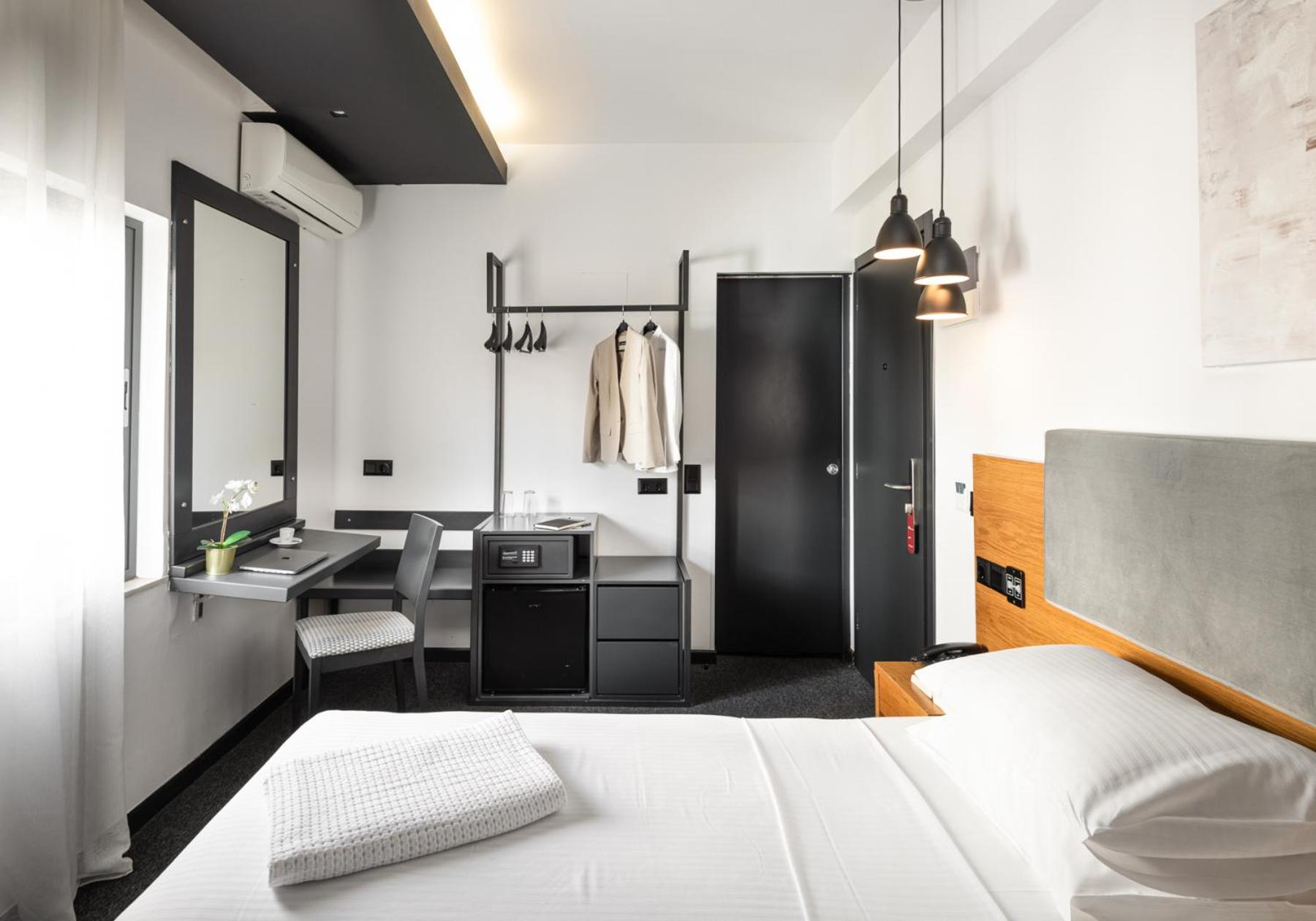 Standard Economy Room with Internal View - Photo 1