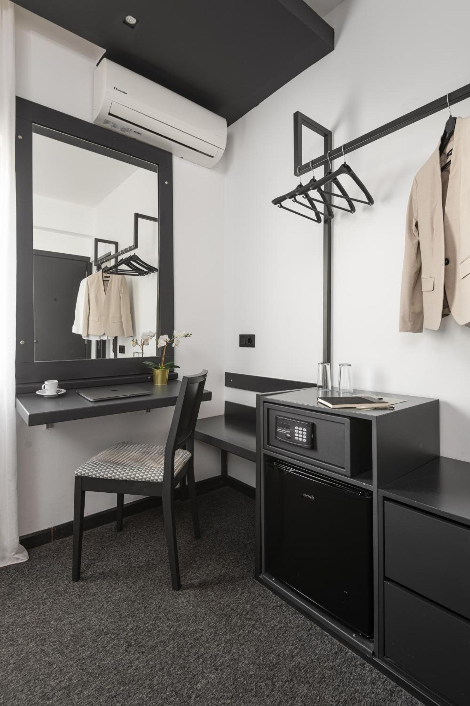 Standard Economy Room with Internal View - Photo 4
