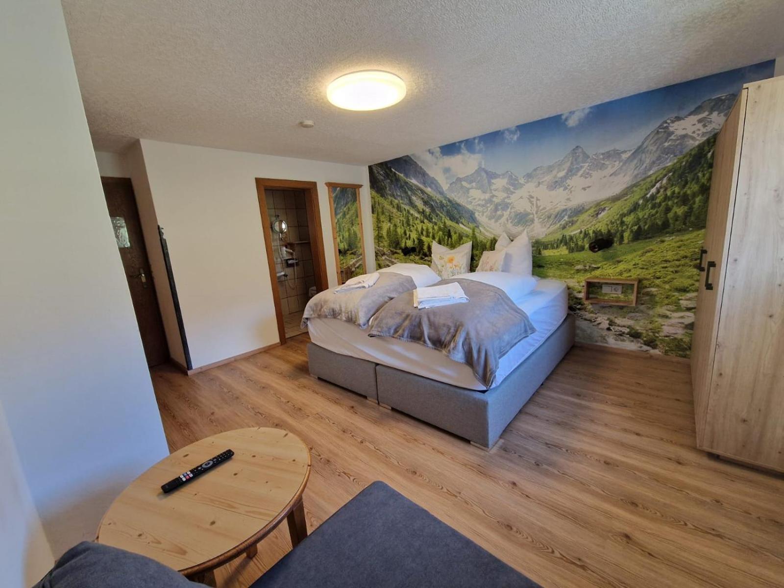 Five-Bedroom House photo 1