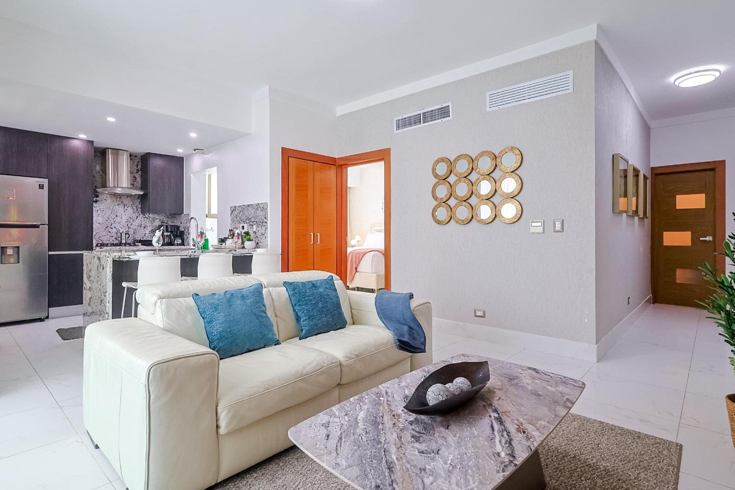 Deluxe One-Bedroom Apartment with City View photo 2