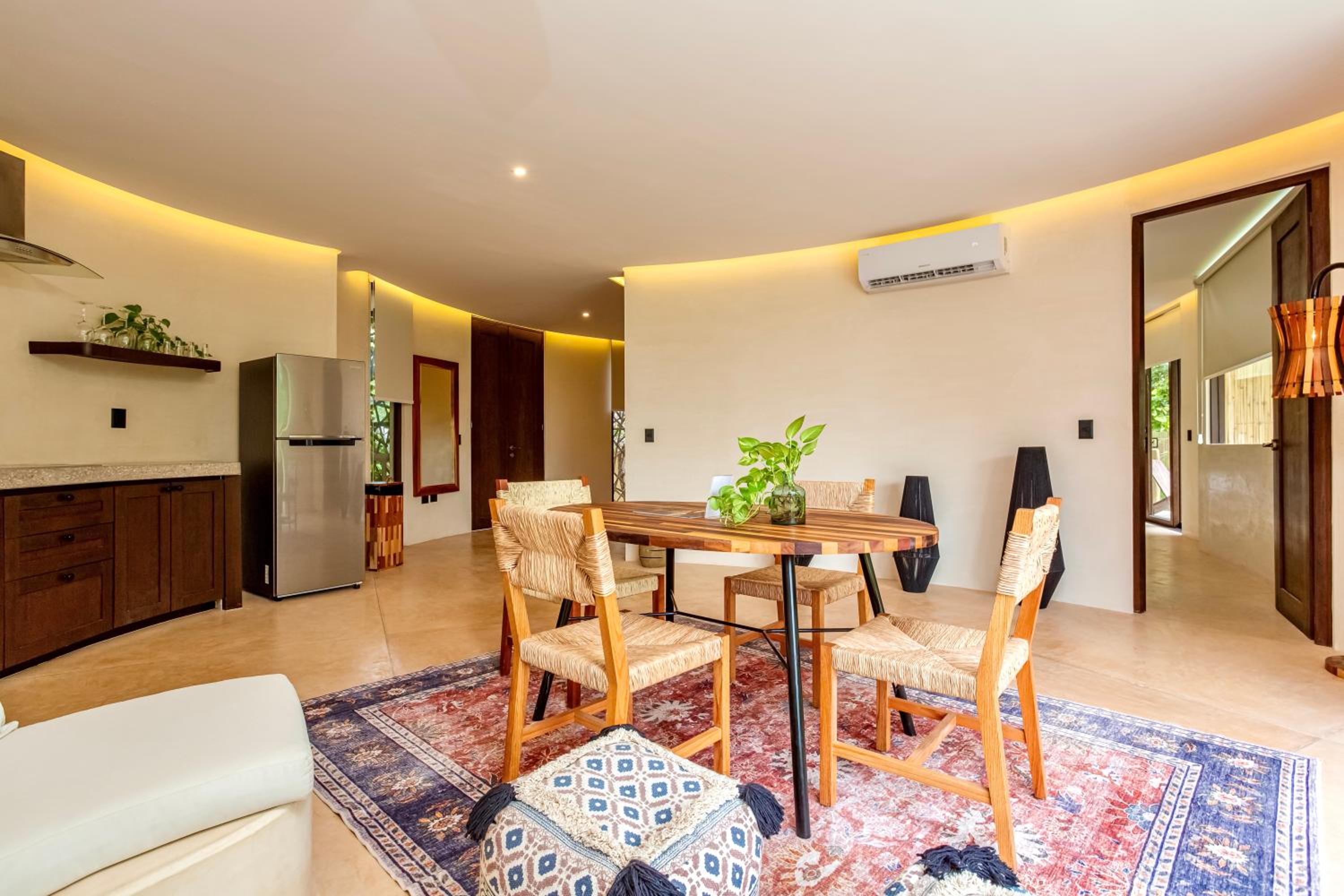 Apartment - Split Level - Photo 4