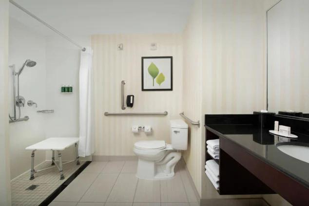 King Room with Adapted Tub - Mobility and Hearing Accessible - Photo 2