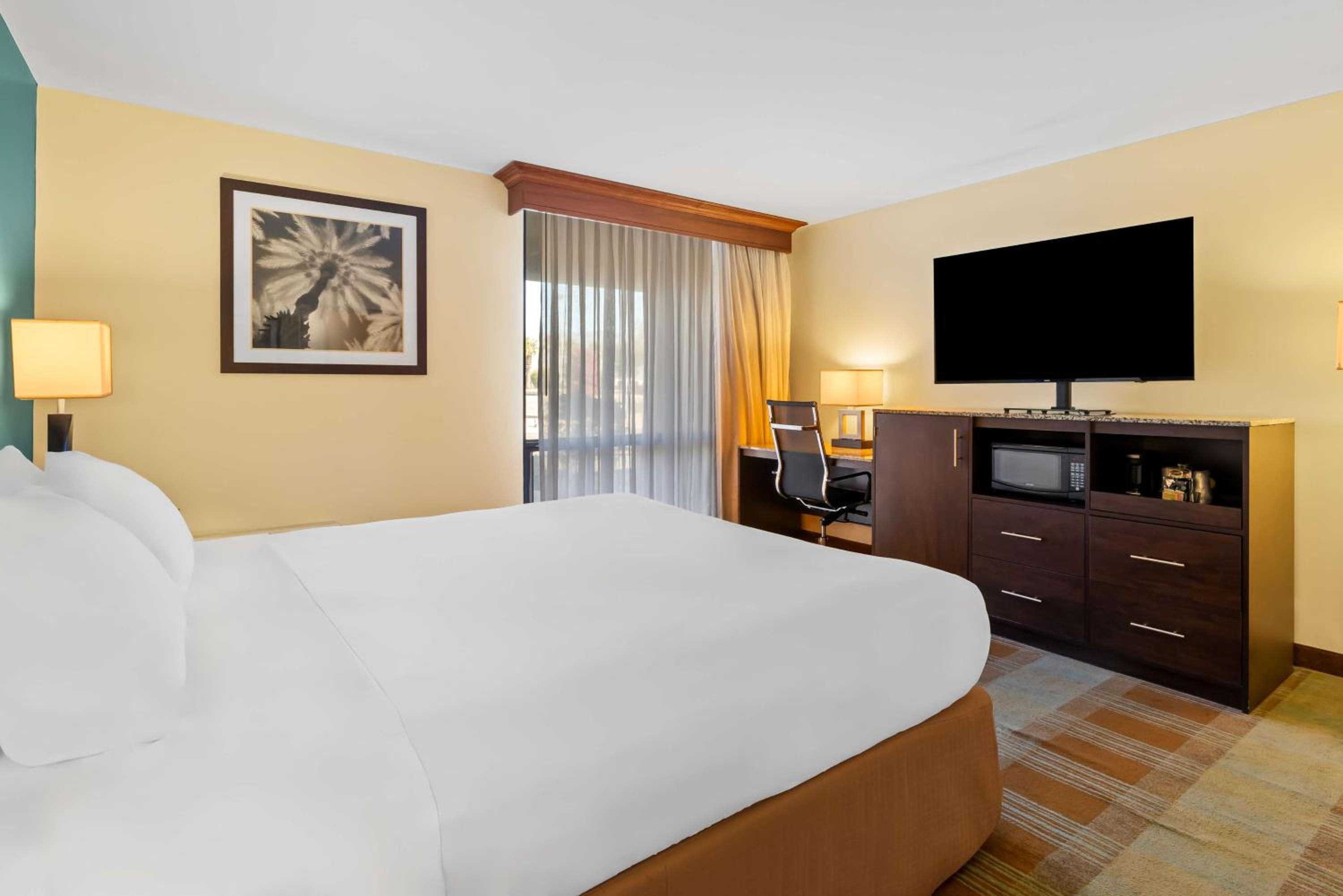 King Room with Roll-in Shower - Disability Access/Non-Smoking - Photo 2