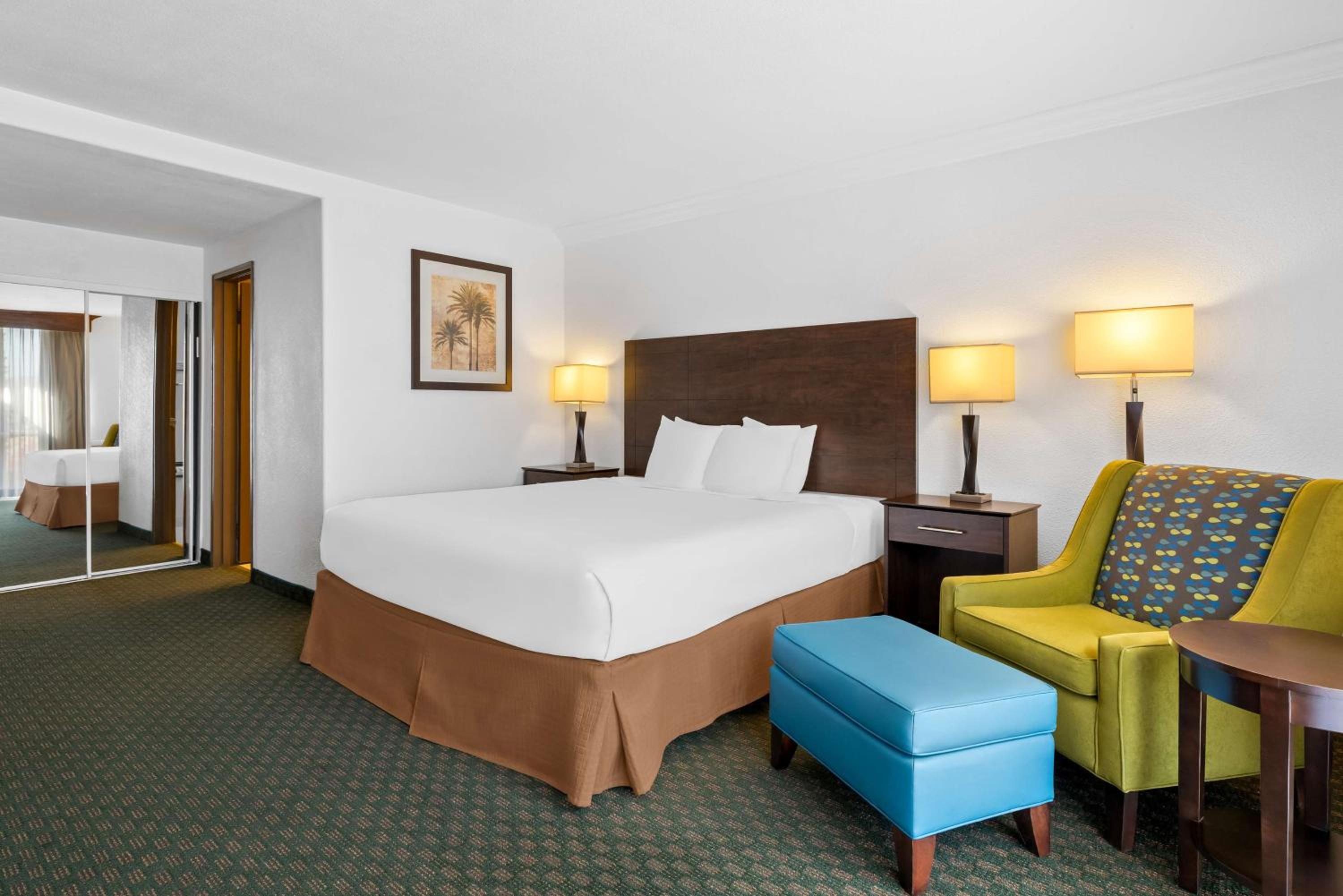 Deluxe King Room - Photo 2