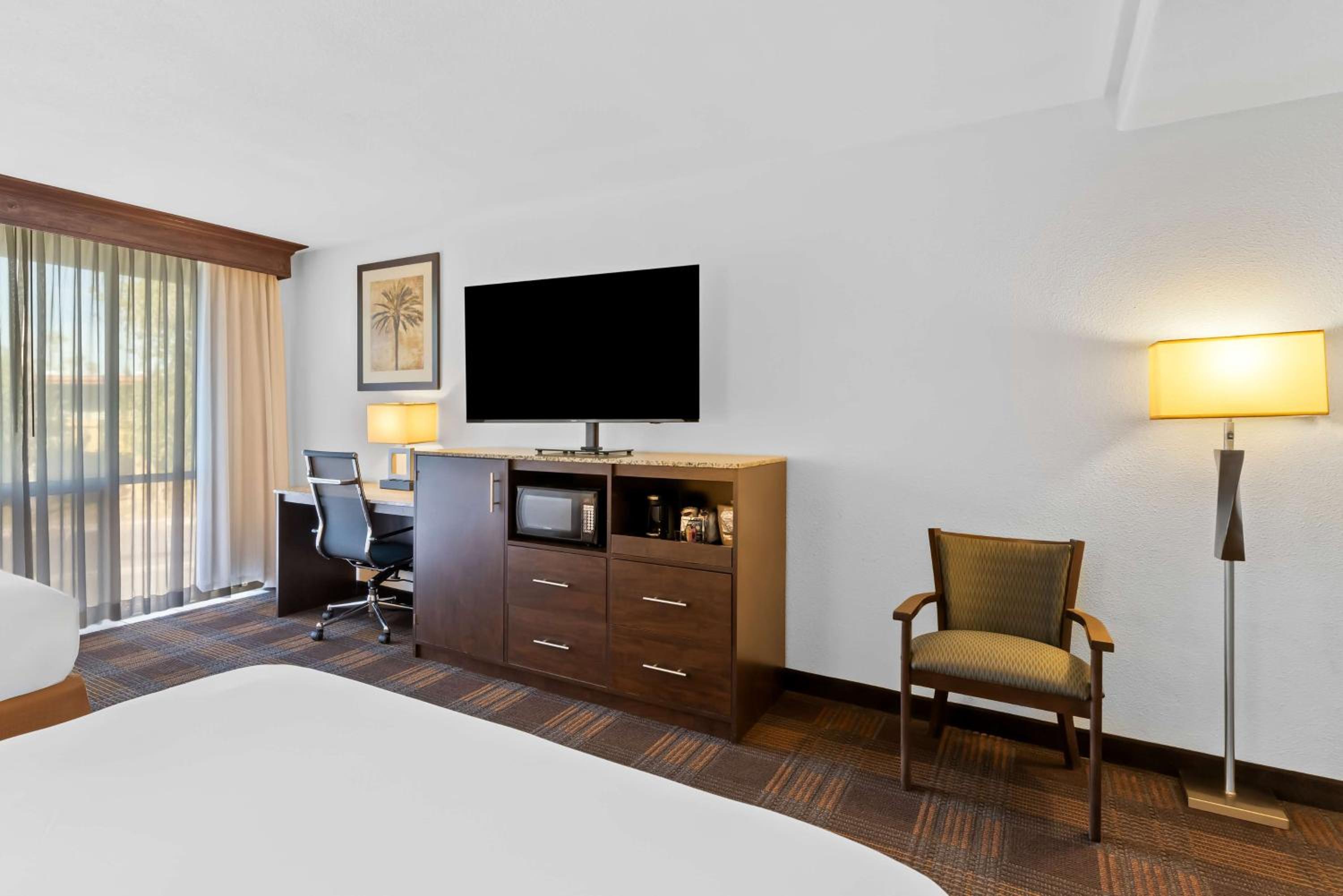 Deluxe Queen Room with Two Queen Beds - Photo 2