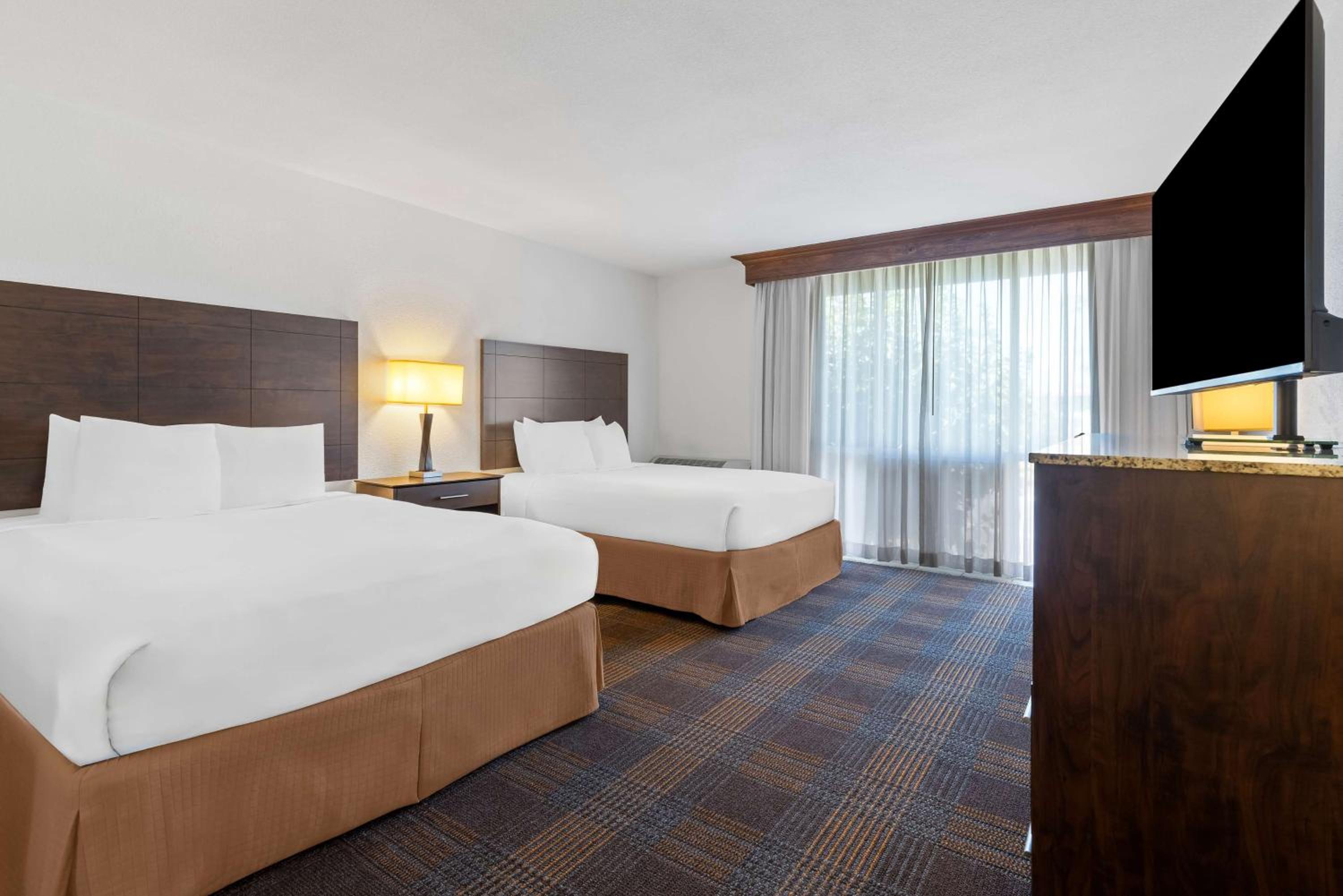 Deluxe Queen Room with Two Queen Beds - Photo 5