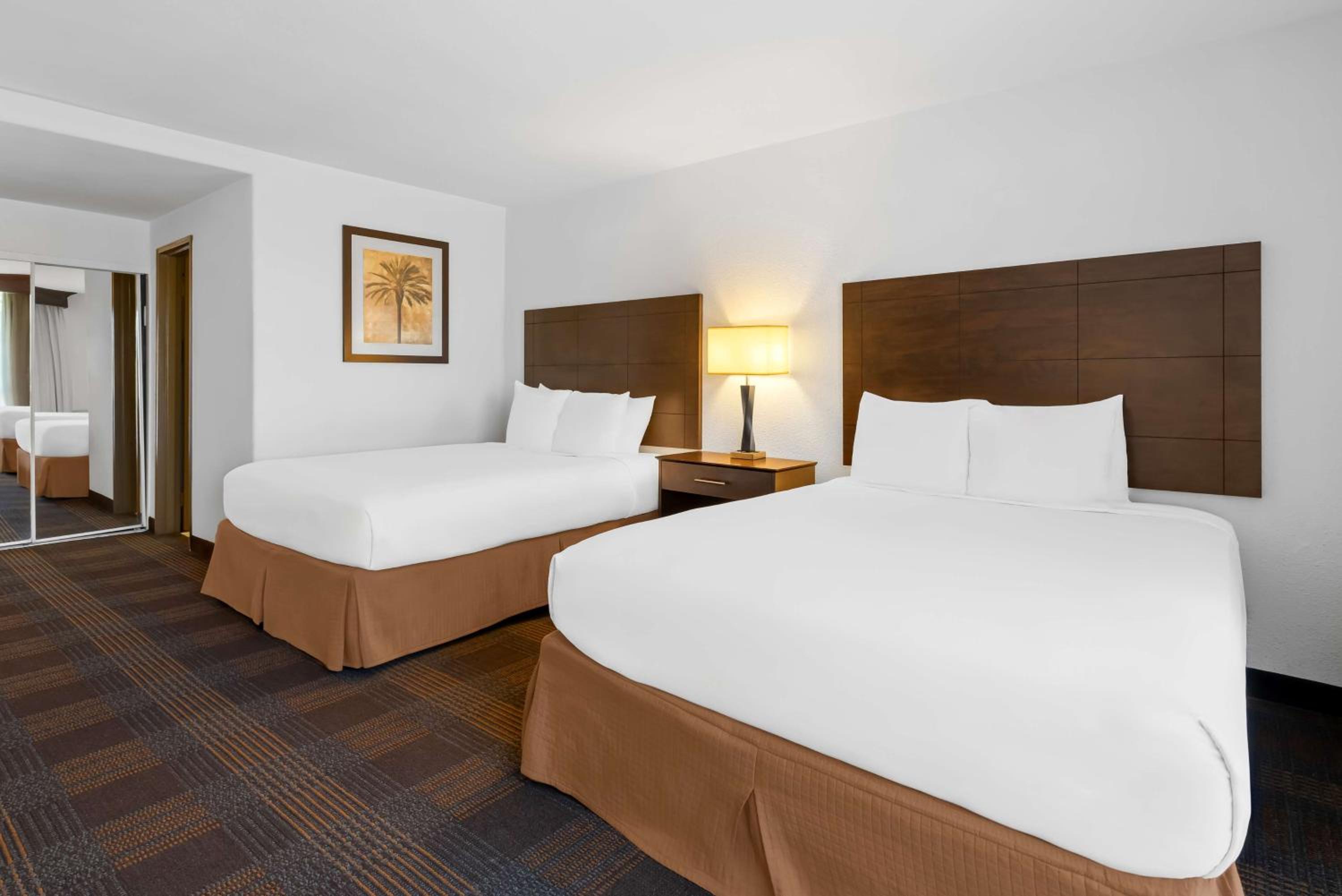 Deluxe Queen Room with Two Queen Beds - Photo 4