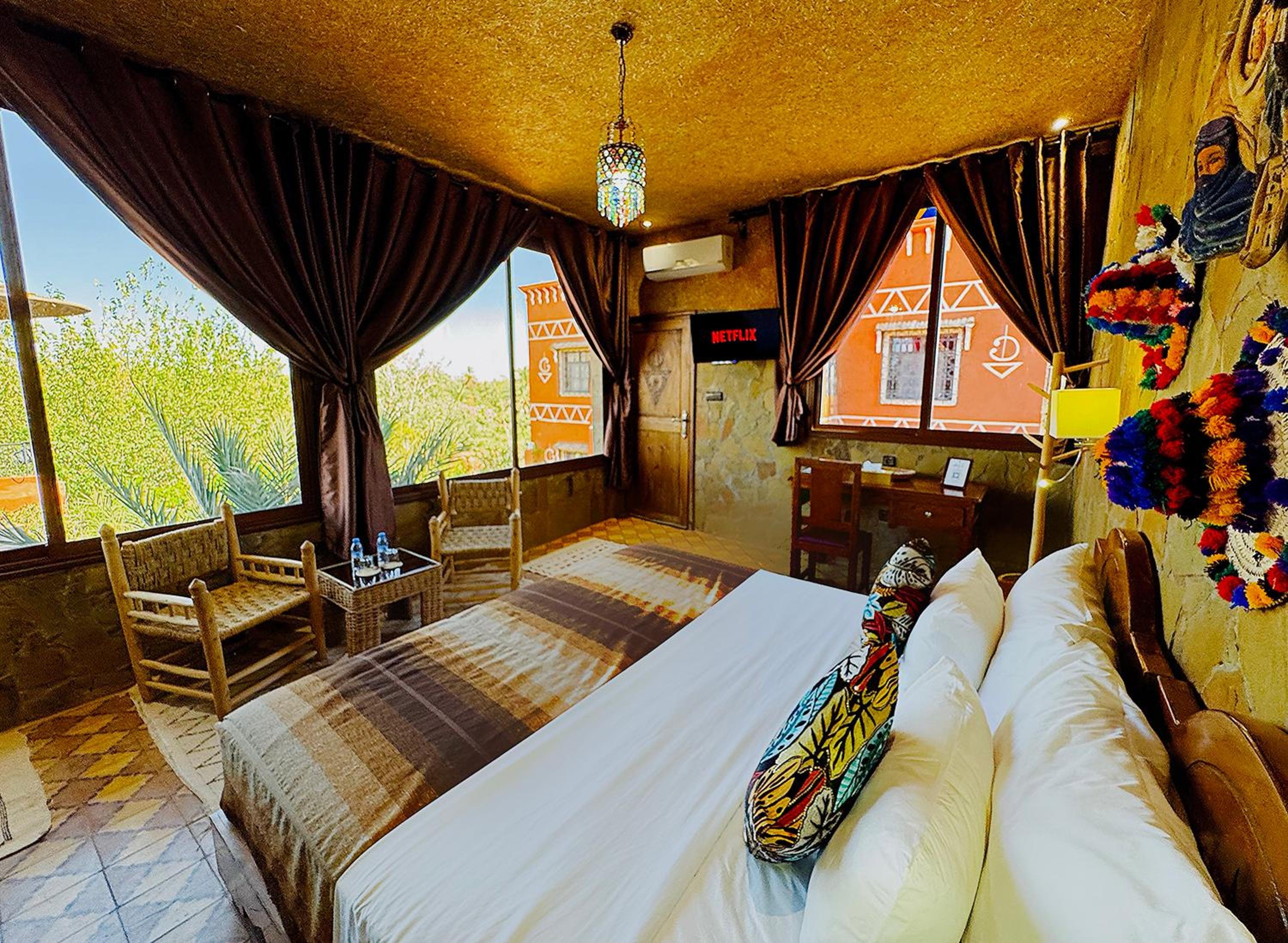King Room with Balcony - Photo 5