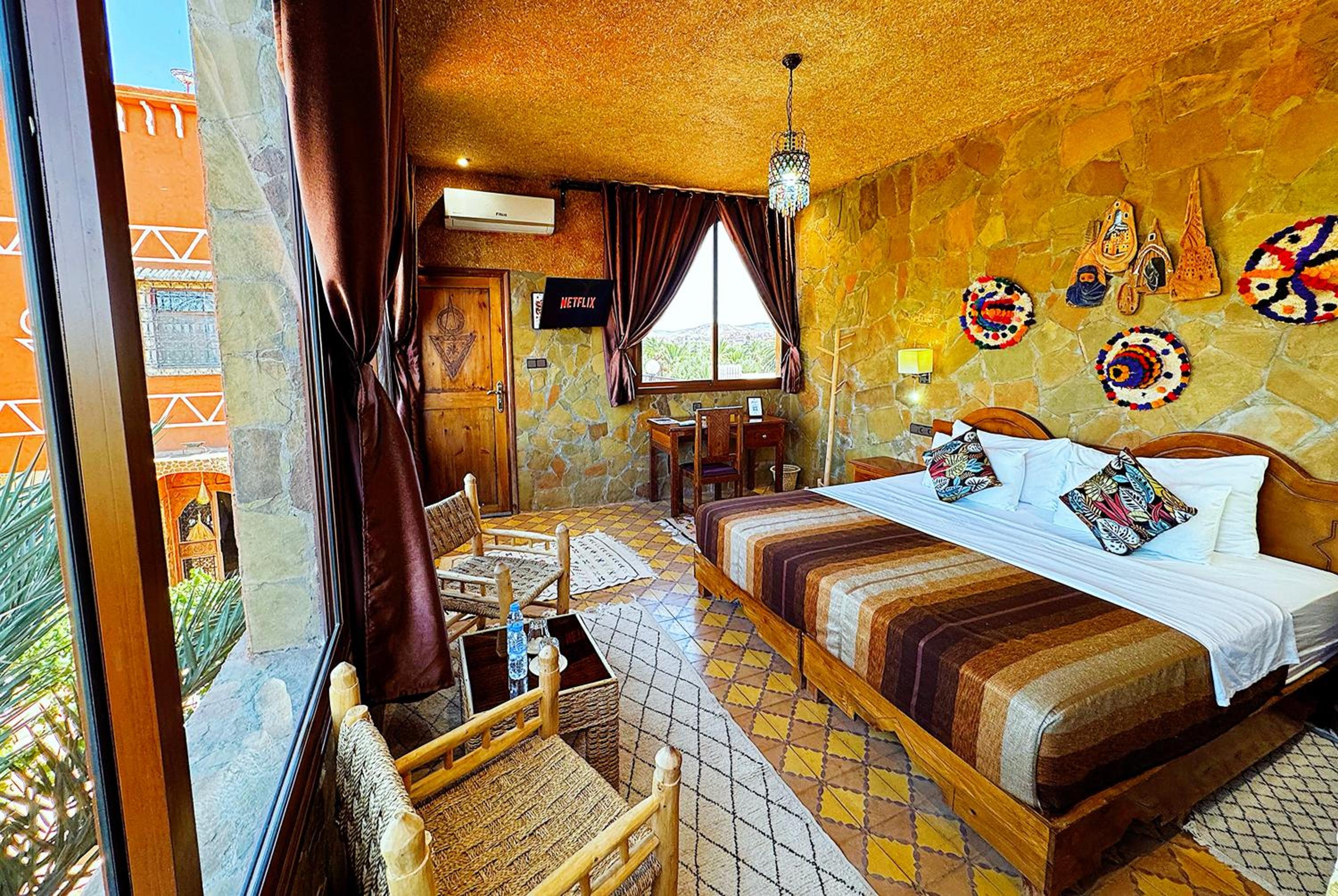 King Room with Balcony - Photo 7