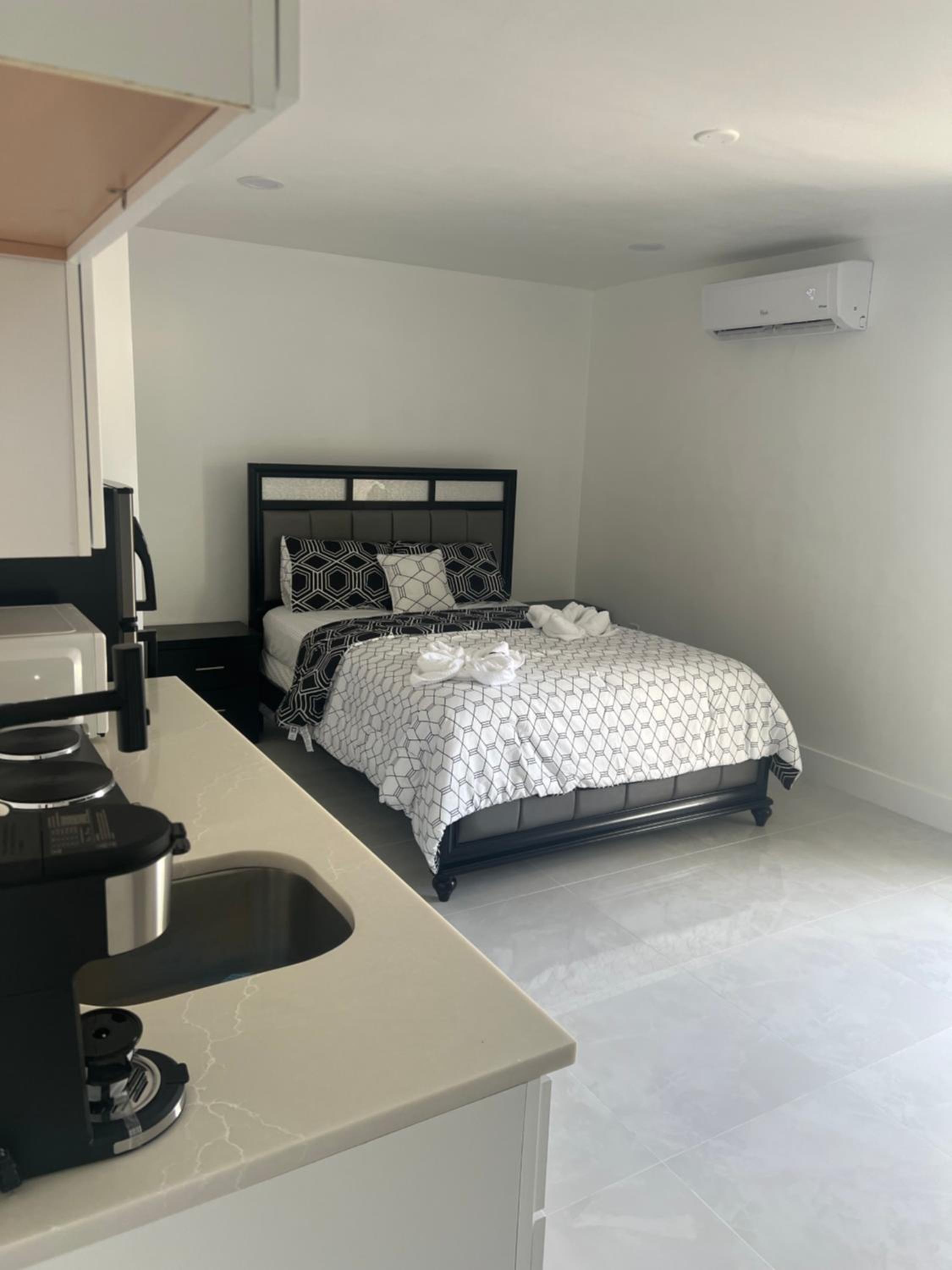 One-Bedroom Apartment photo 2