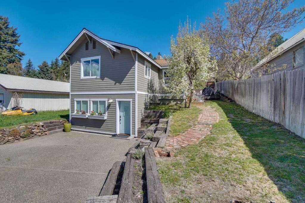 Three-Bedroom House photo 3