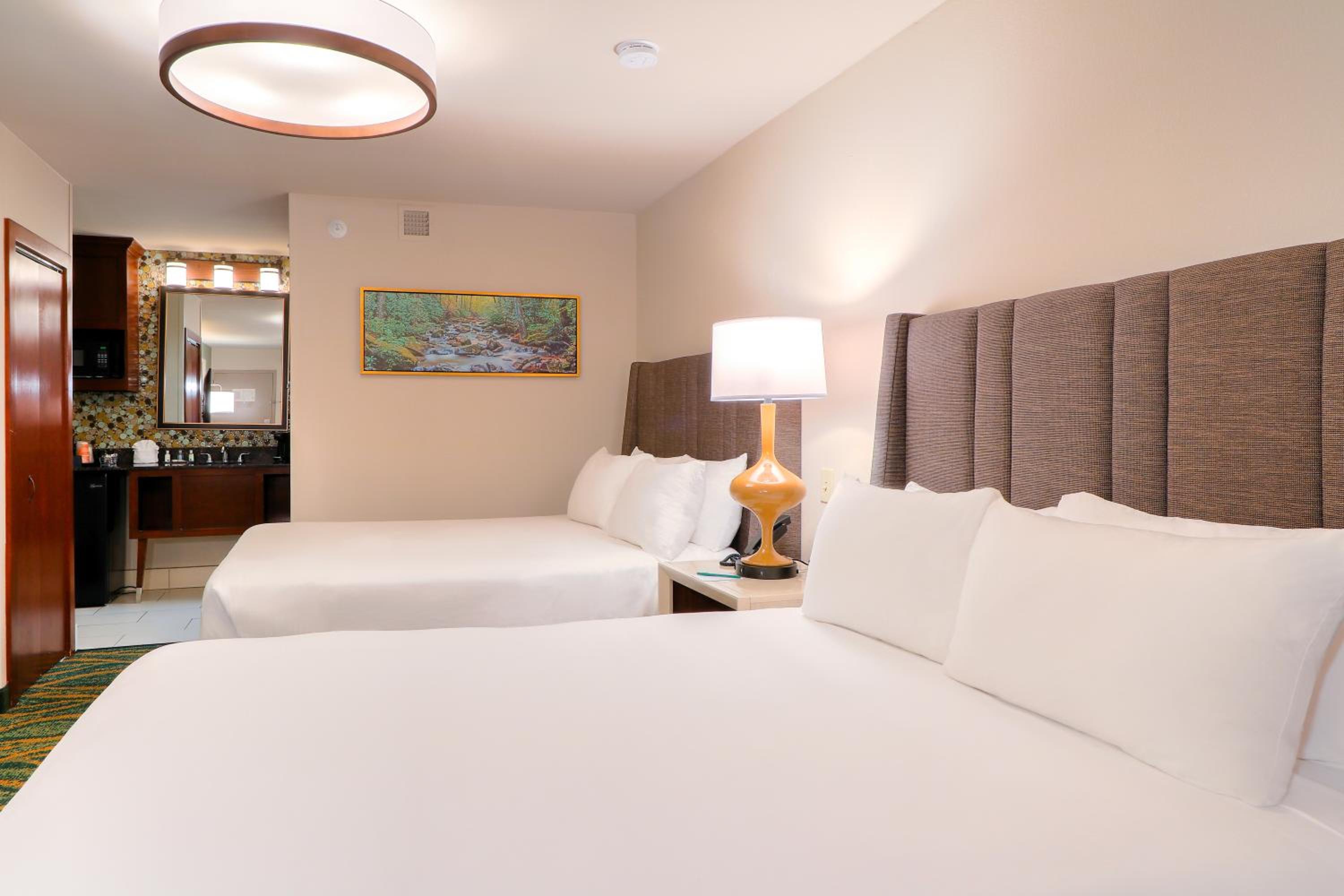 Large Queen Room with Two Queen Beds - Non-Smoking - Photo 3