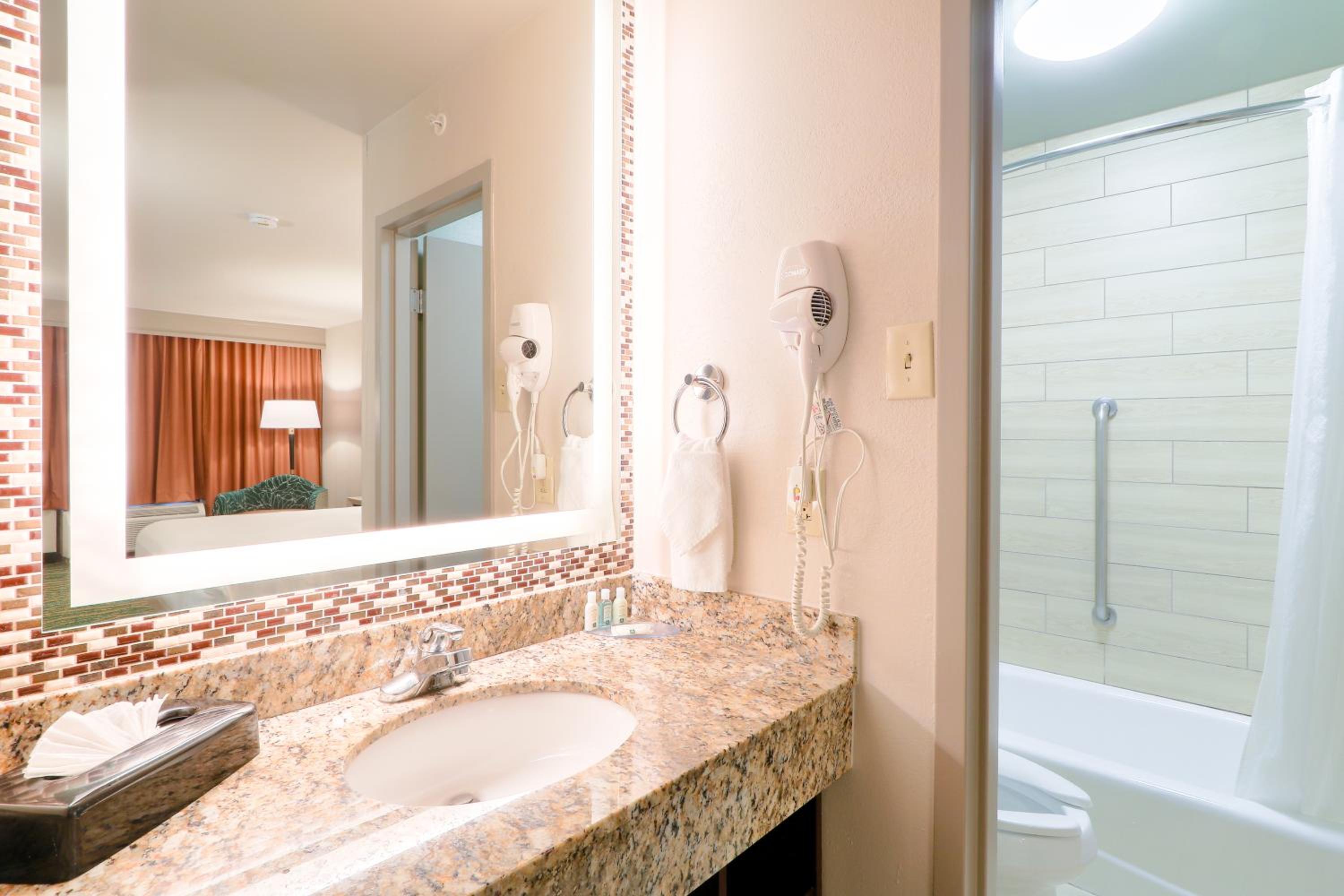 King Room - Non-Smoking - Photo 2