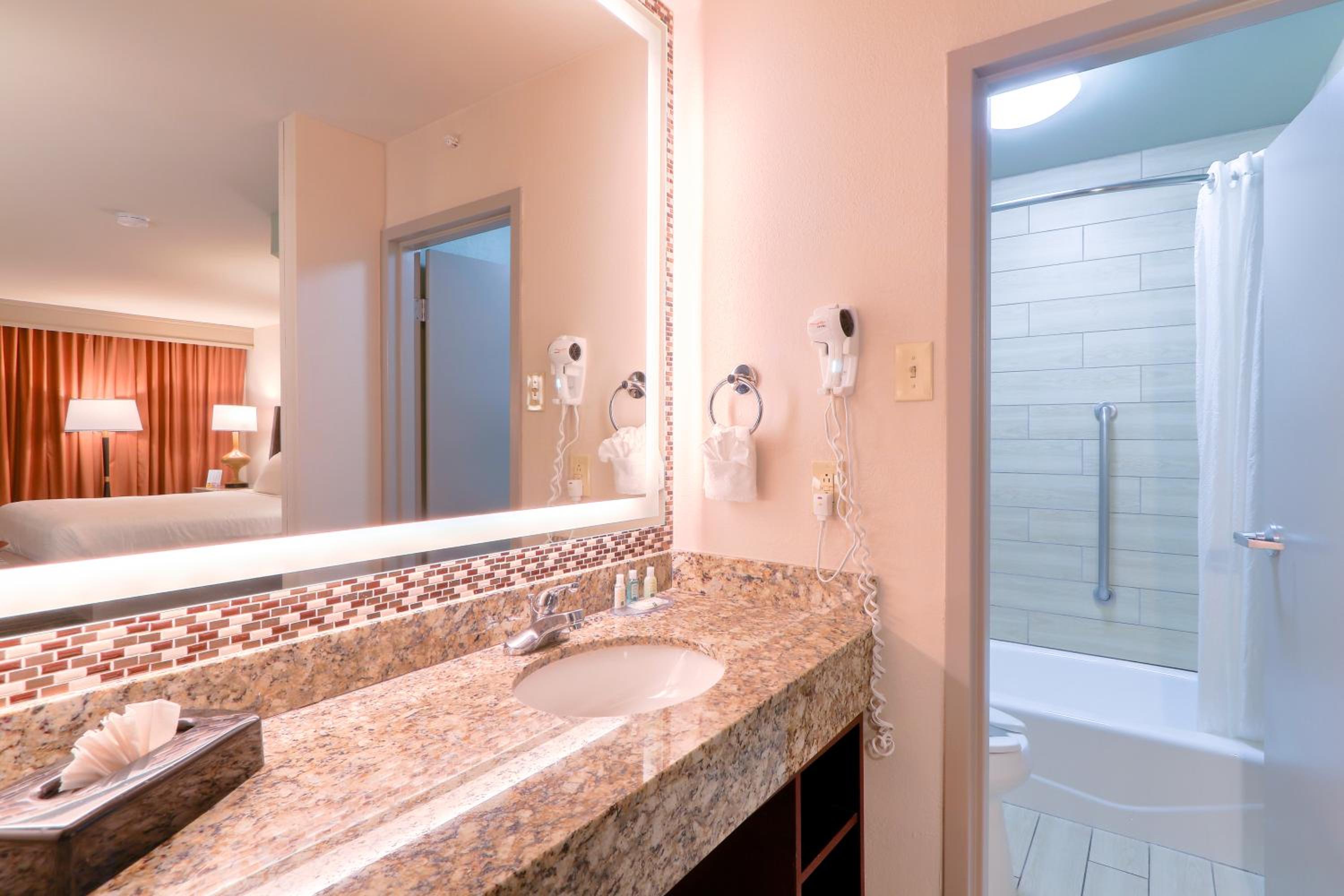 King Suite with Whirlpool - Non-Smoking - Photo 3