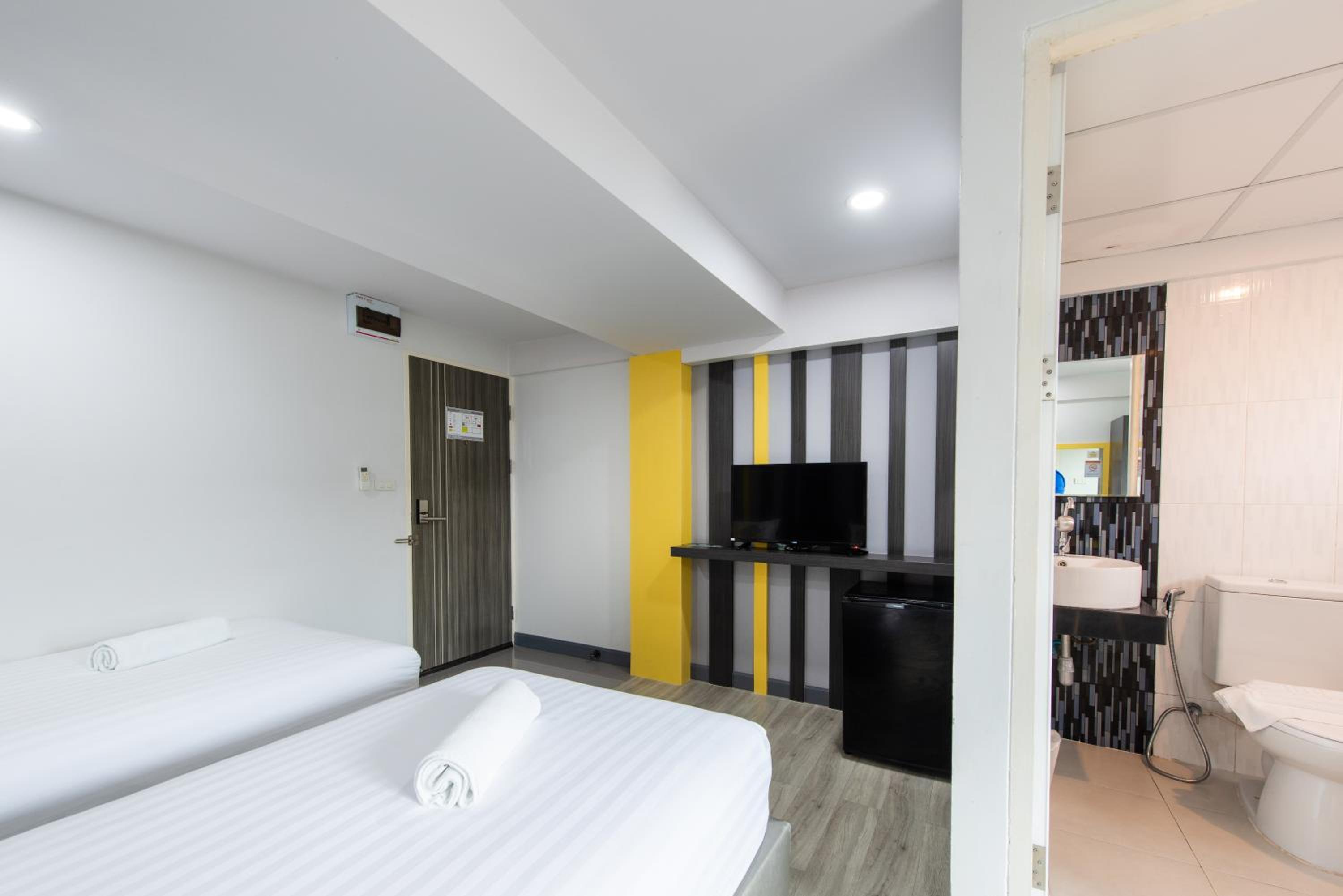 Standard Twin Room - Photo 7