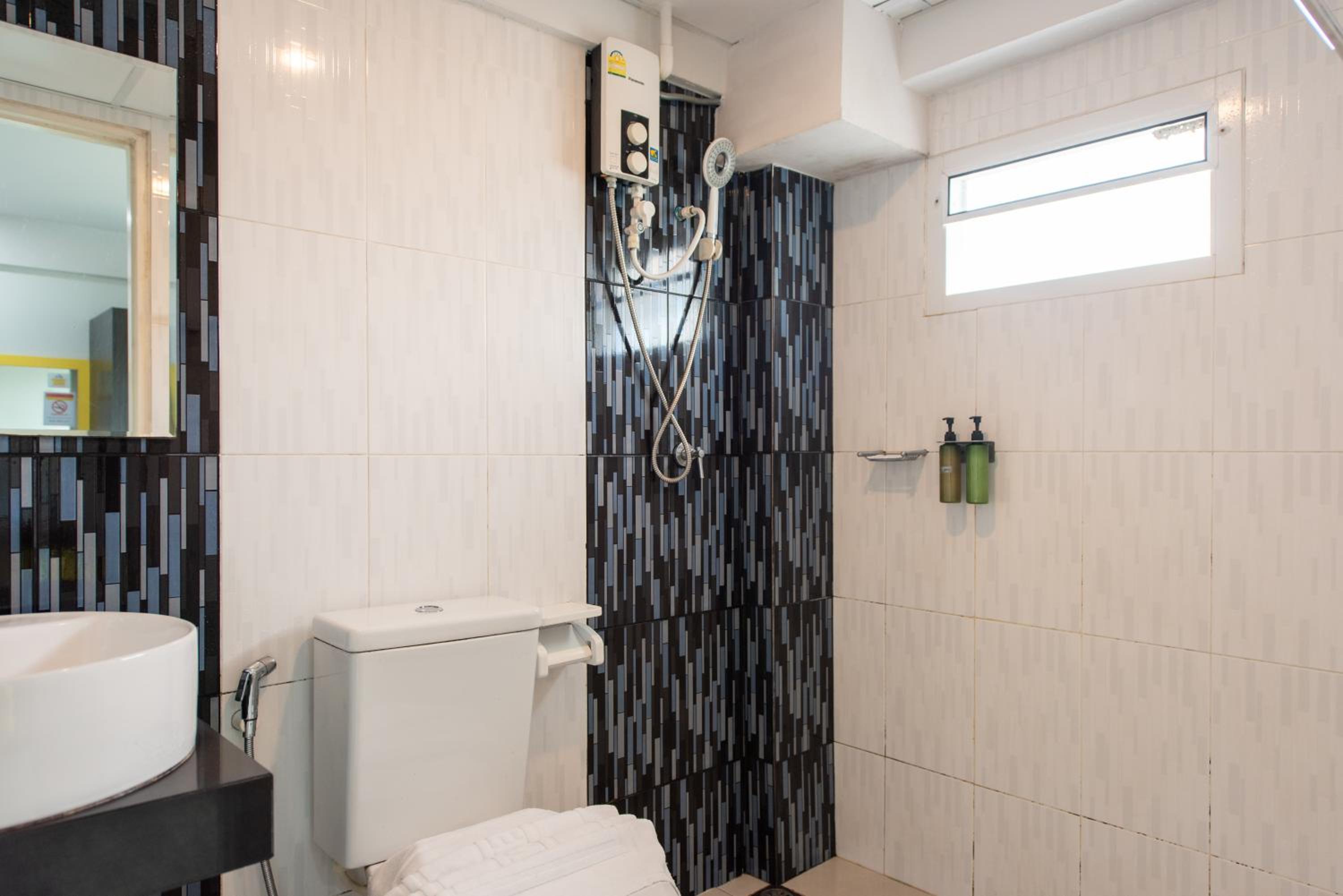 Standard Twin Room - Photo 6
