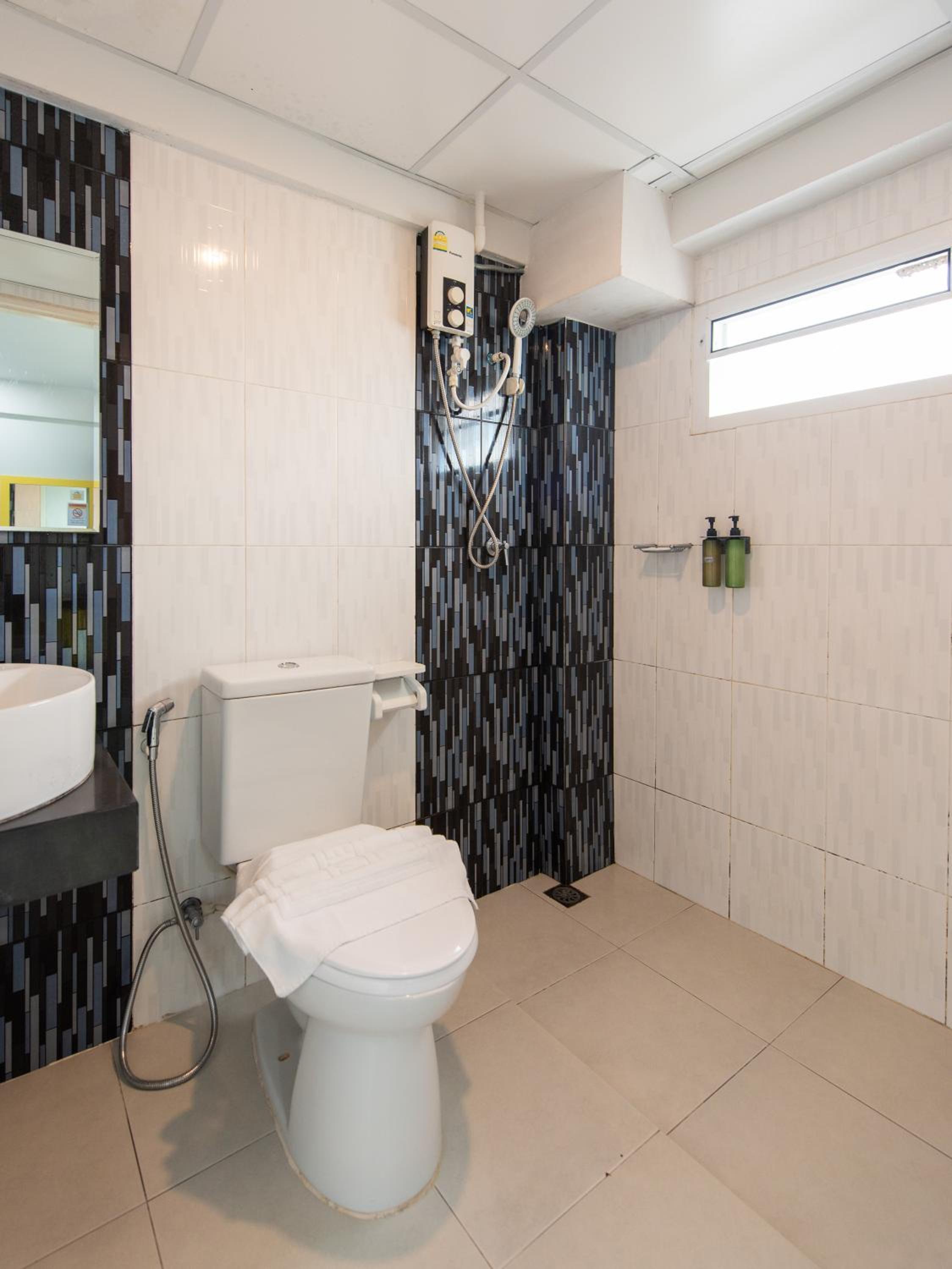 Standard Twin Room - Photo 4