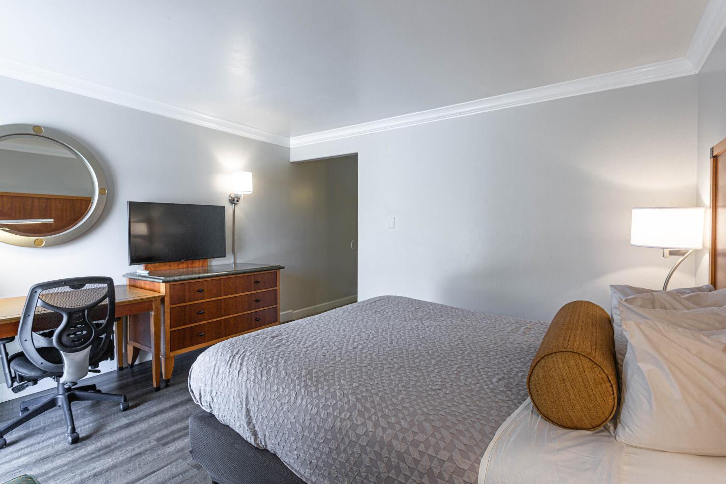 King Room - Non-Smoking - Photo 2