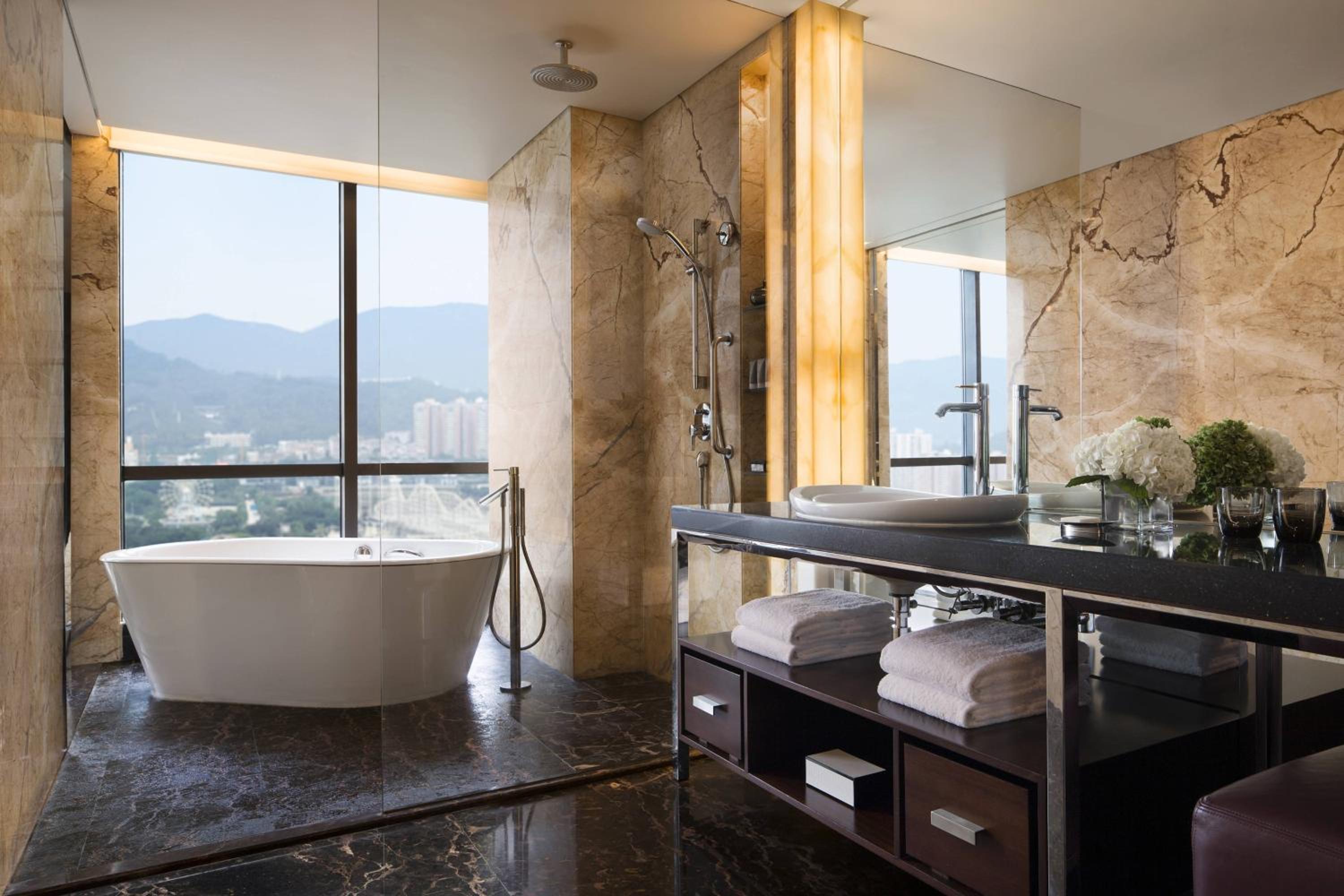Deluxe King Room - Photo 3