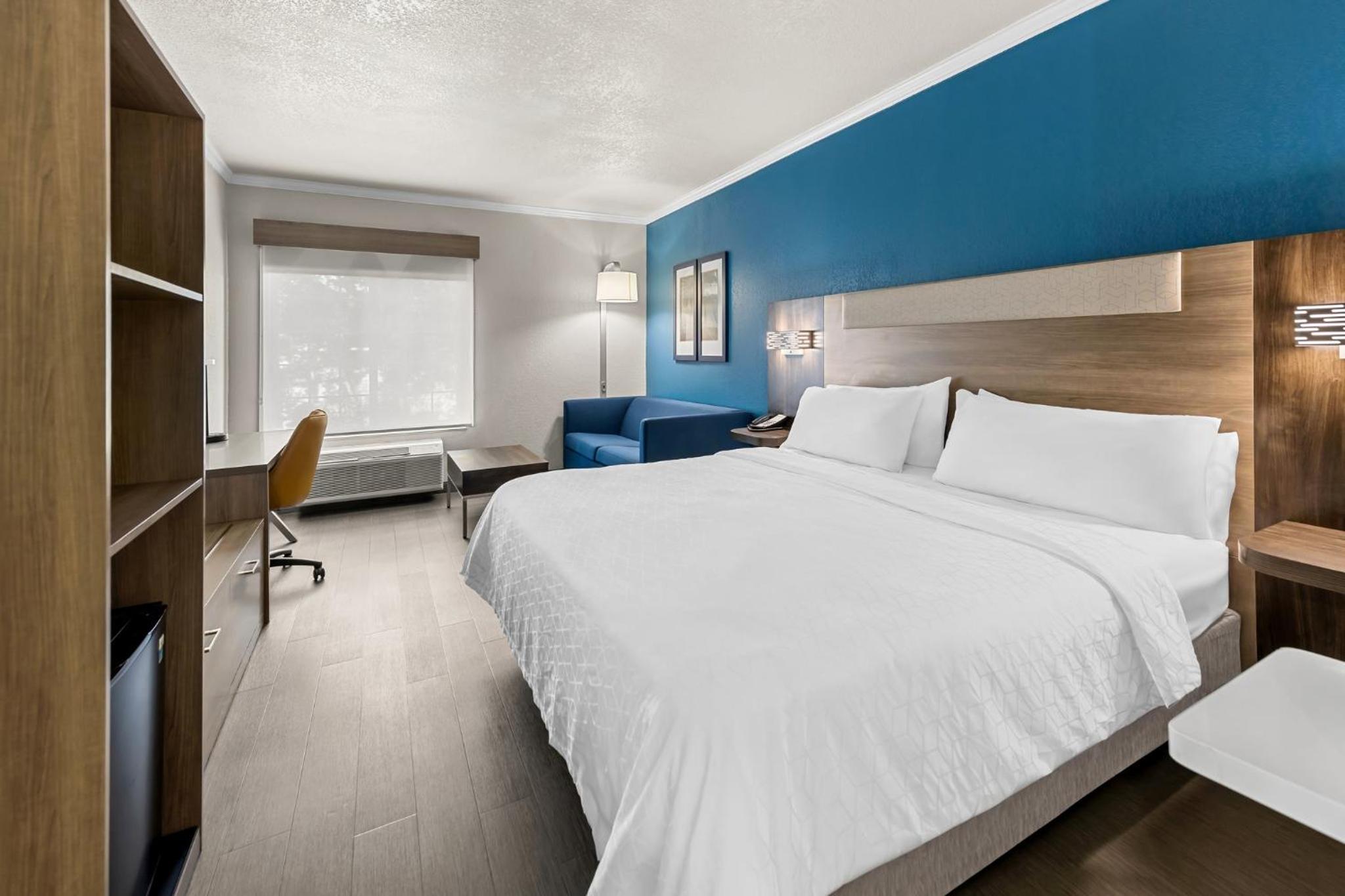 Standard King Room with Sofa Bed - Photo 9