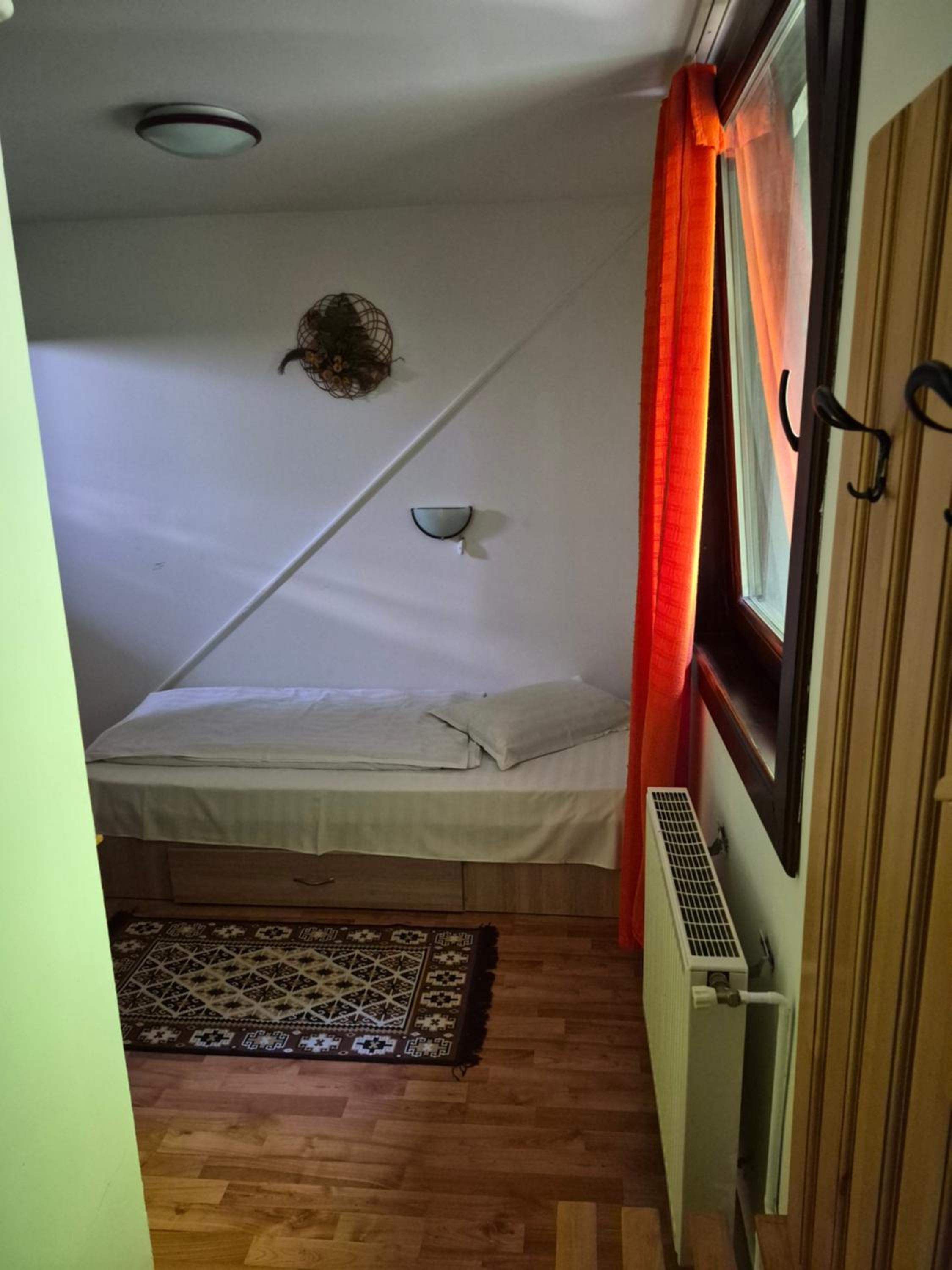 Single Room with Bathroom photo 3