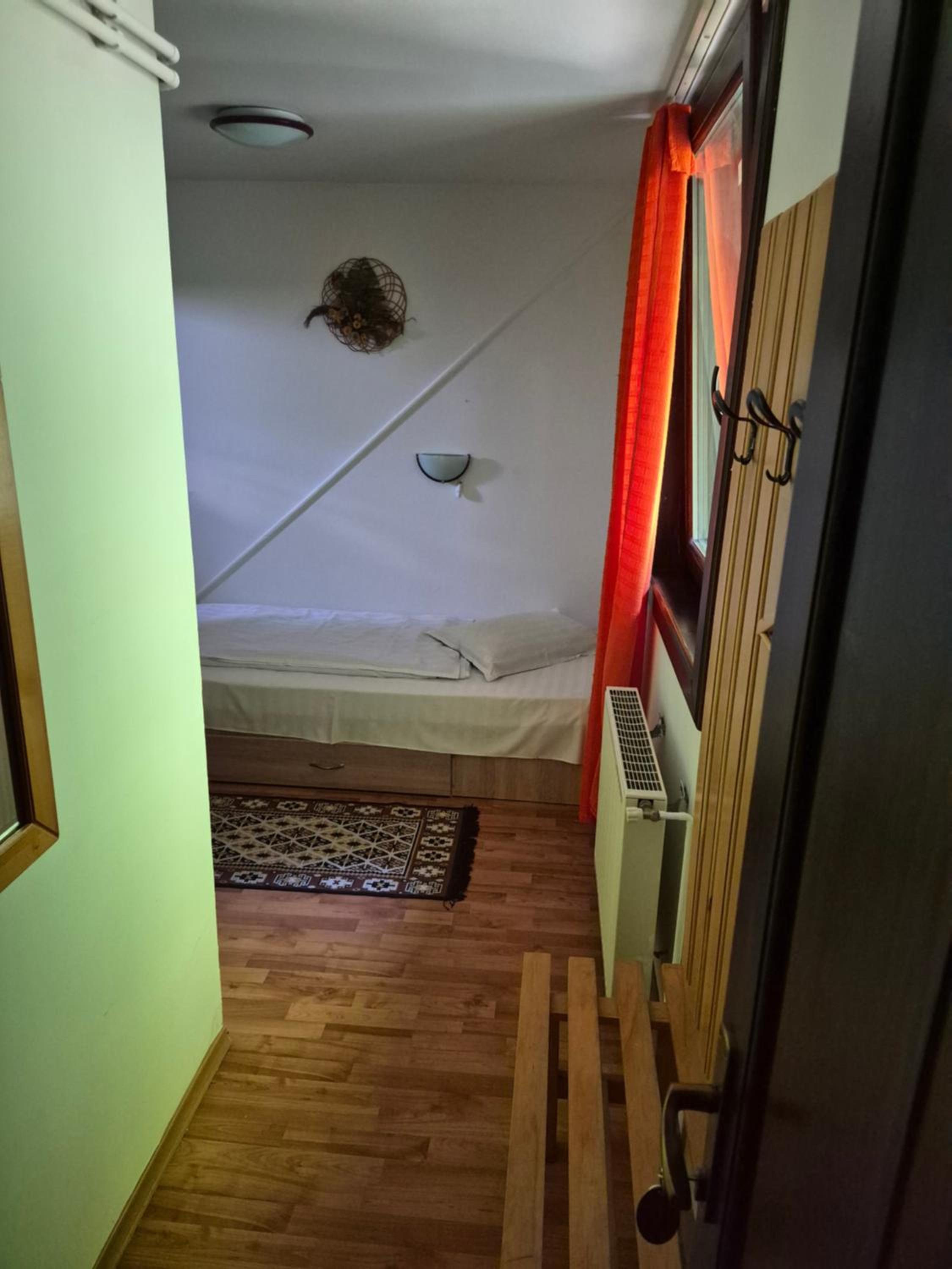 Single Room with Bathroom photo 2
