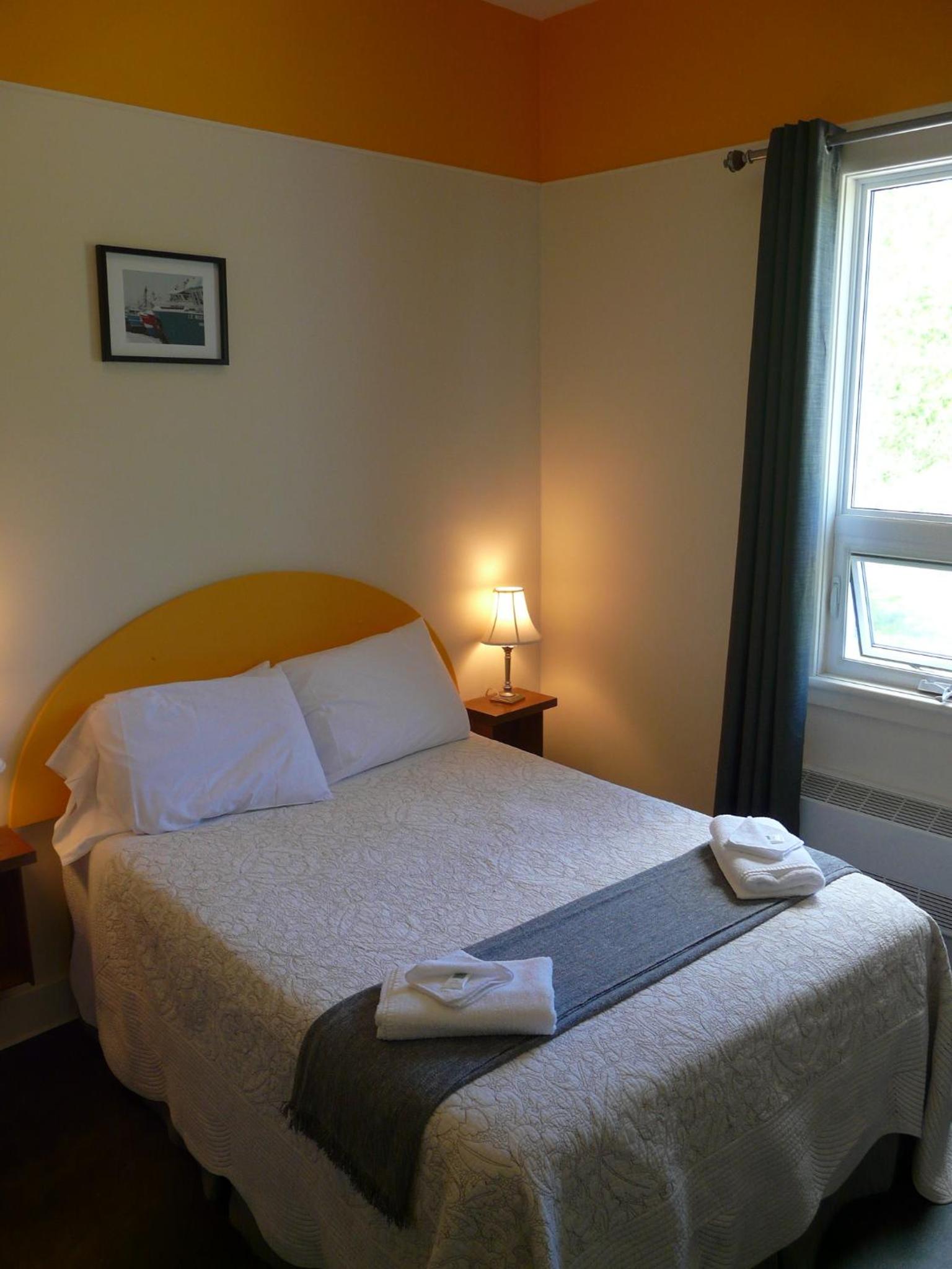 Queen Room with Shared Bathroom photo 1