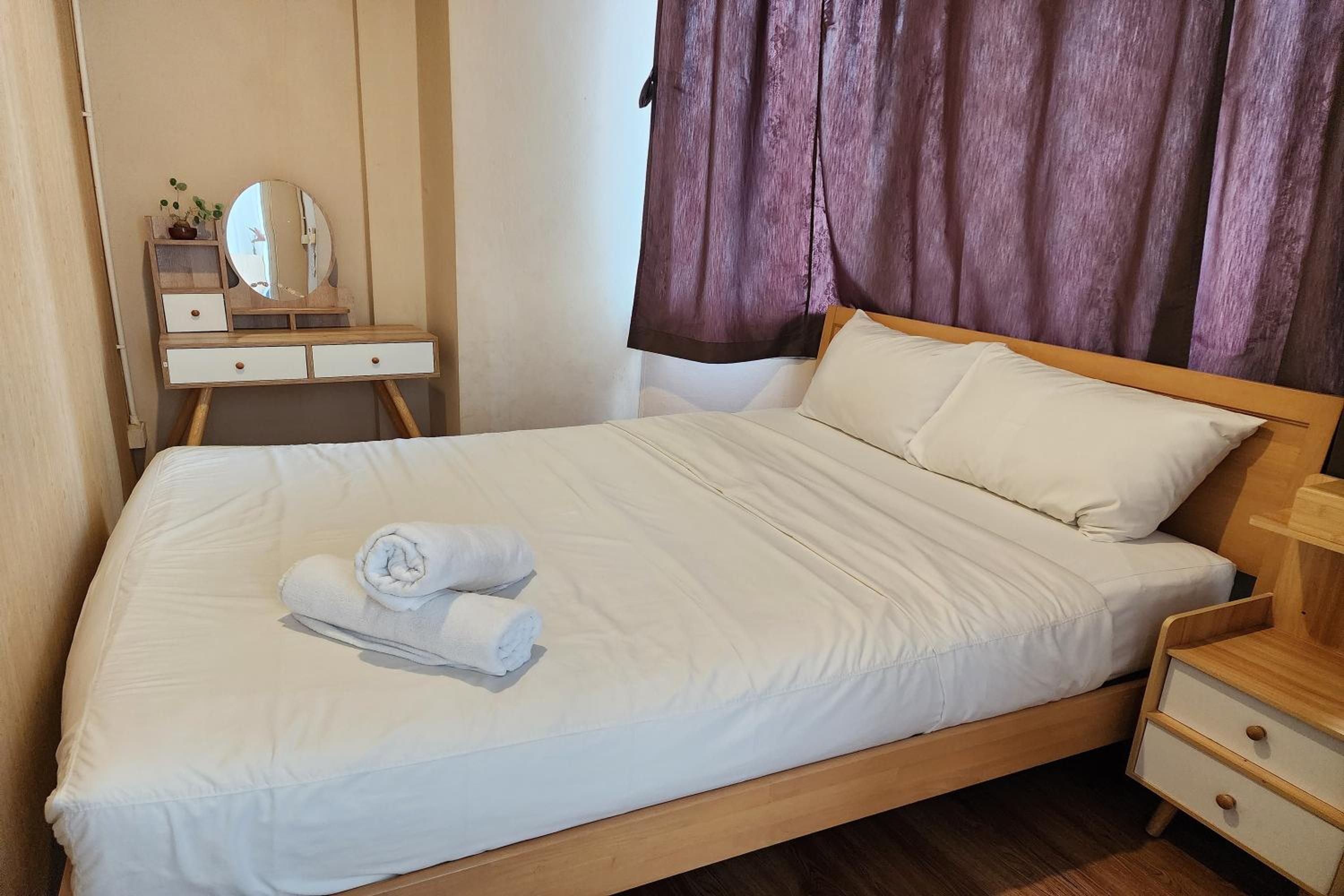 Private Queen Room with Shared Bathroom photo 2