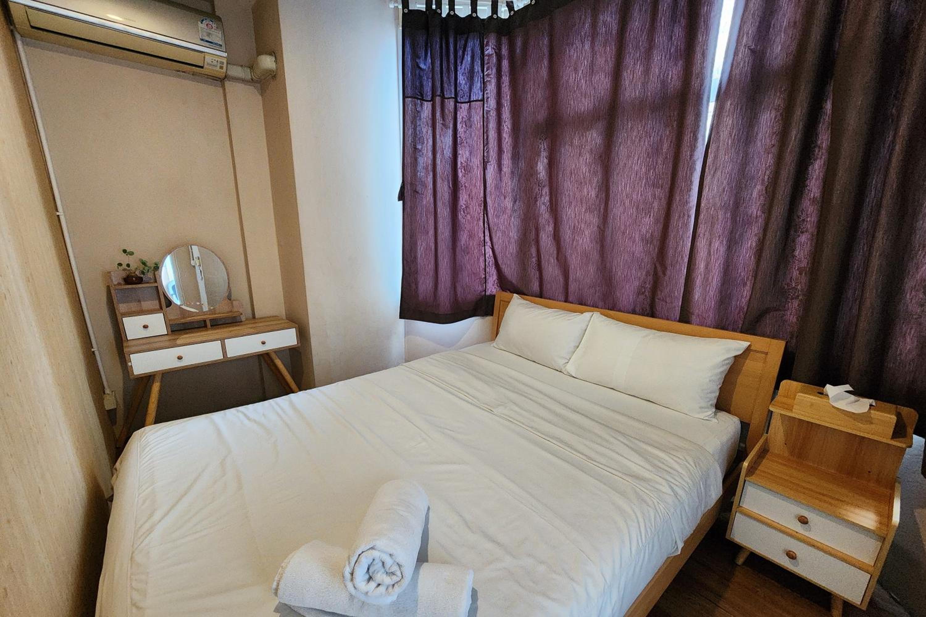 Private Queen Room with Shared Bathroom photo 1