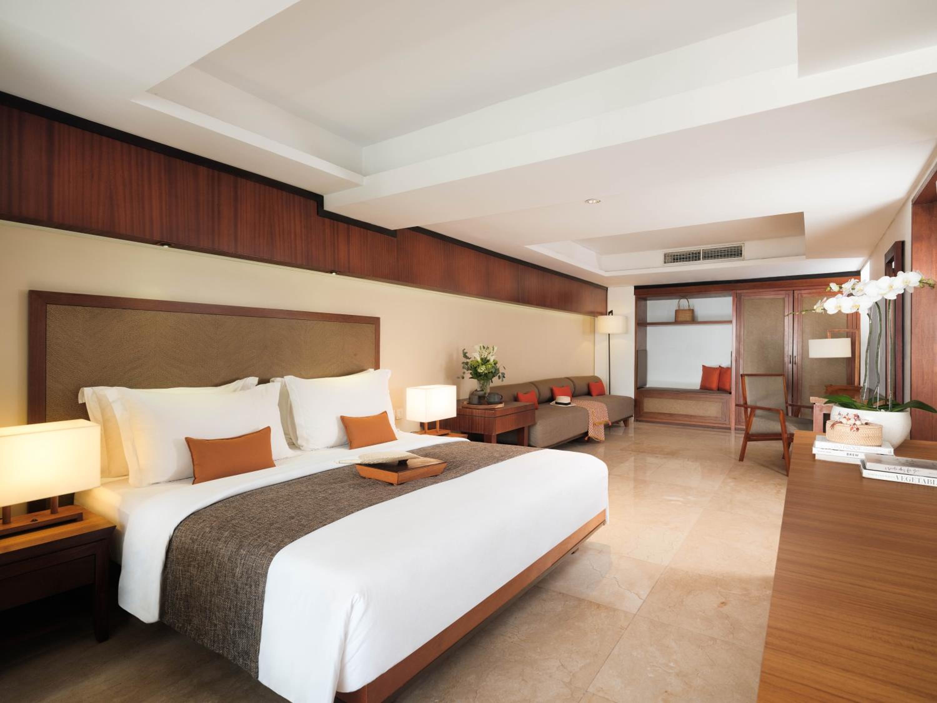 Deluxe Suite with Spa Bath and Daily Beers