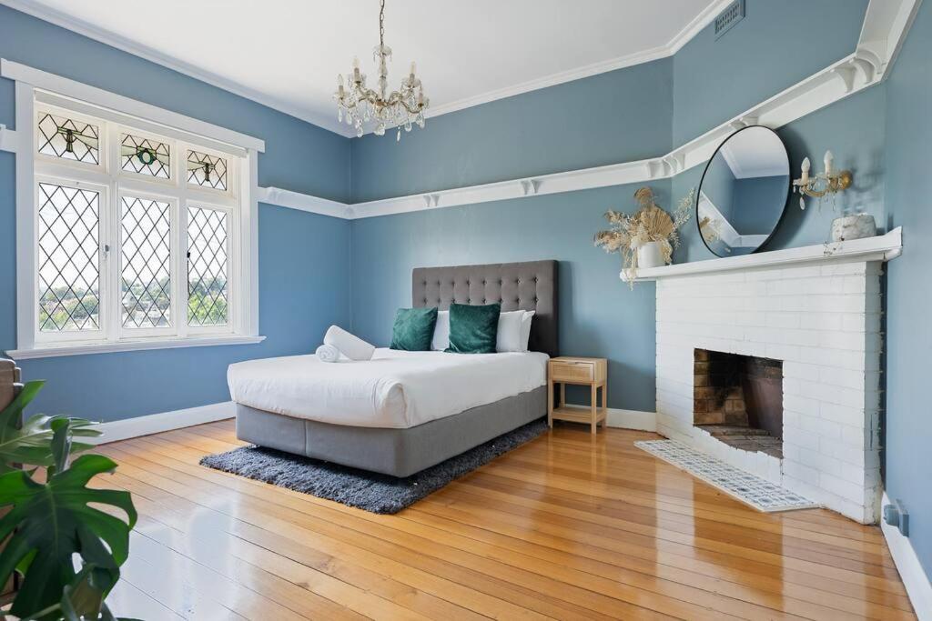 Three-Bedroom House photo 2