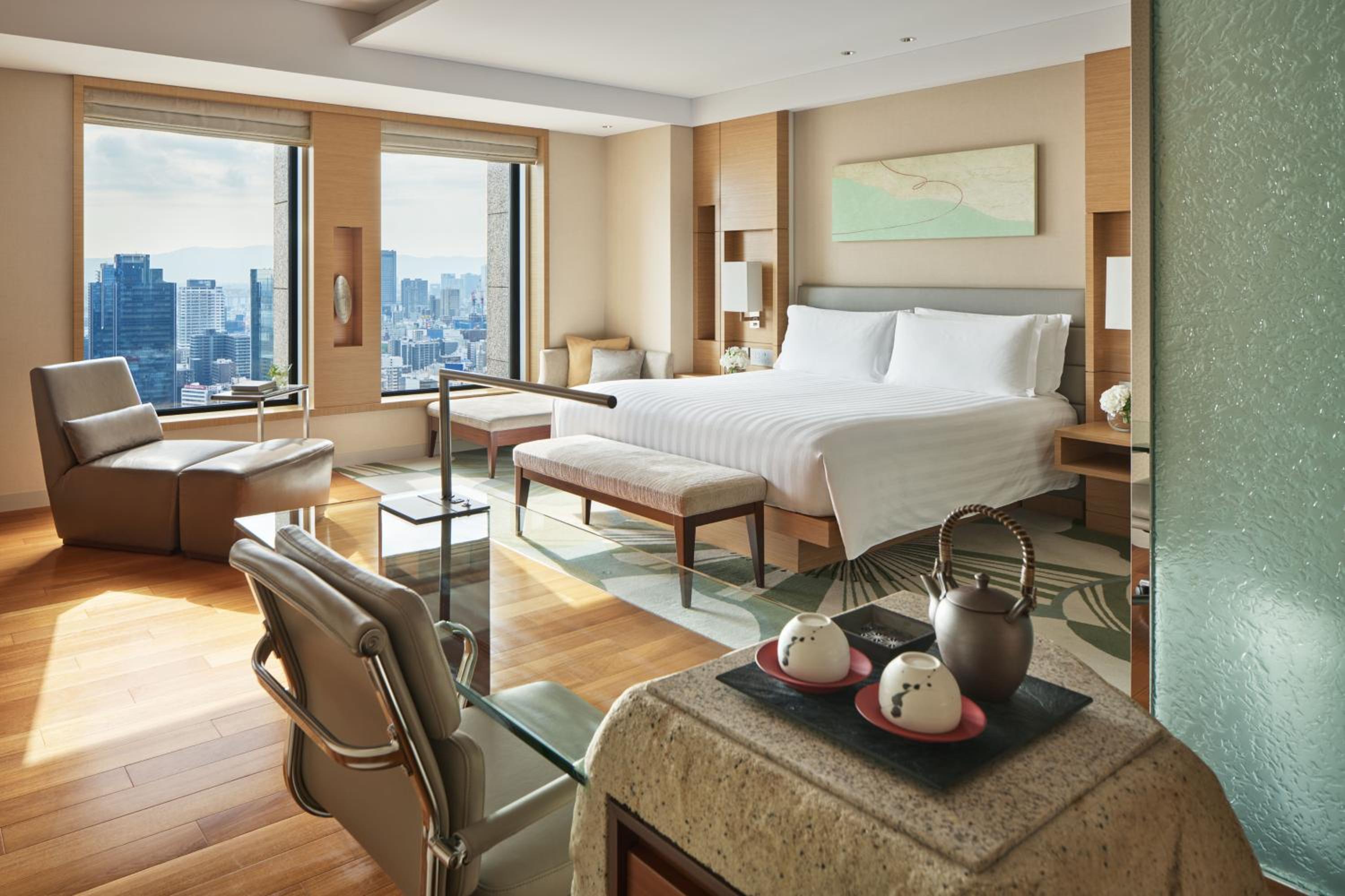 Premium King Room with City View - Photo 3