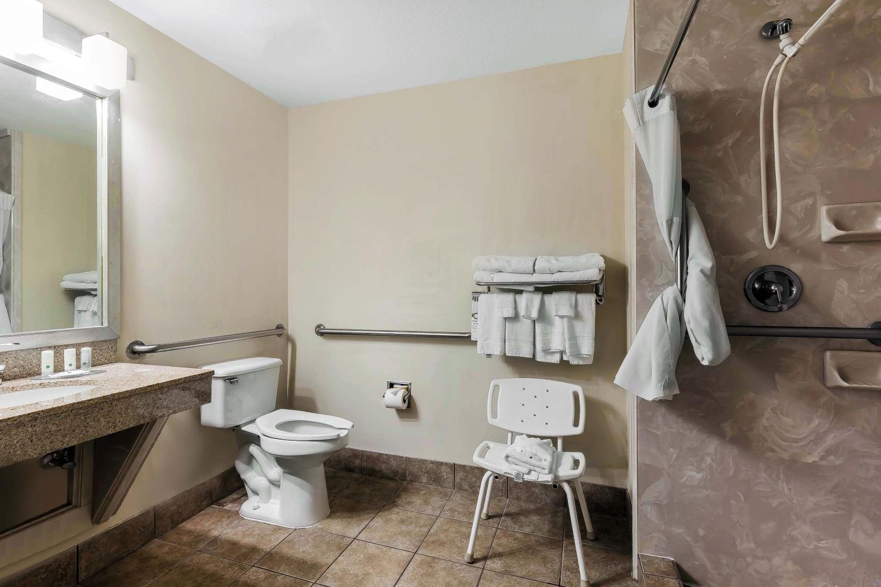 Efficiency King Room - Accessible/Non Smoking - Photo 3
