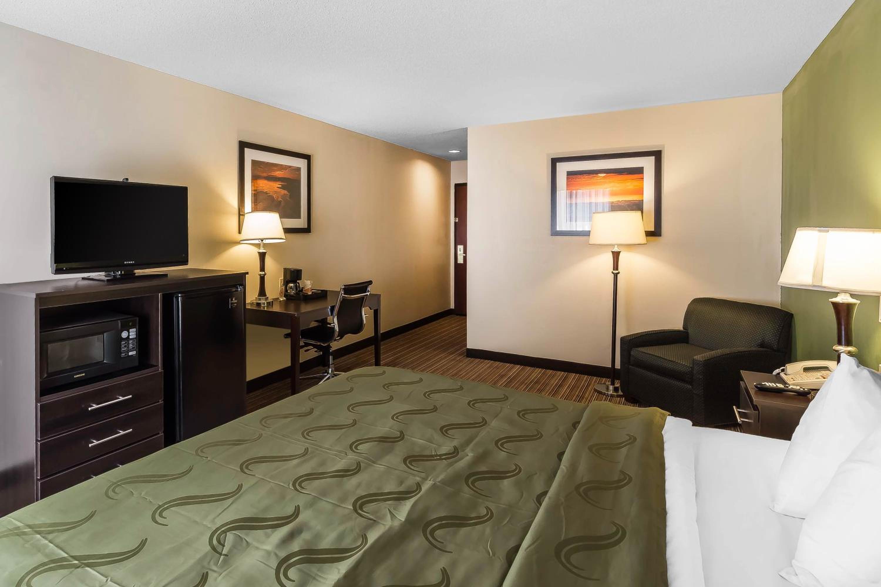 Efficiency King Room - Accessible/Non Smoking - Photo 5